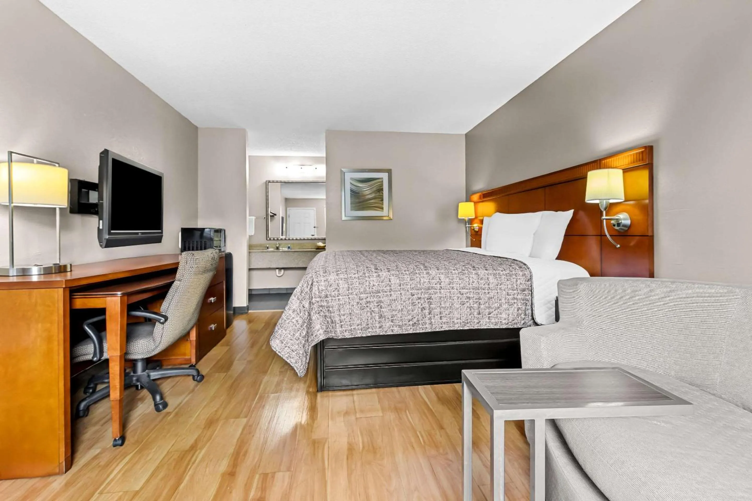 Bedroom in Rodeway Inn Lexington West