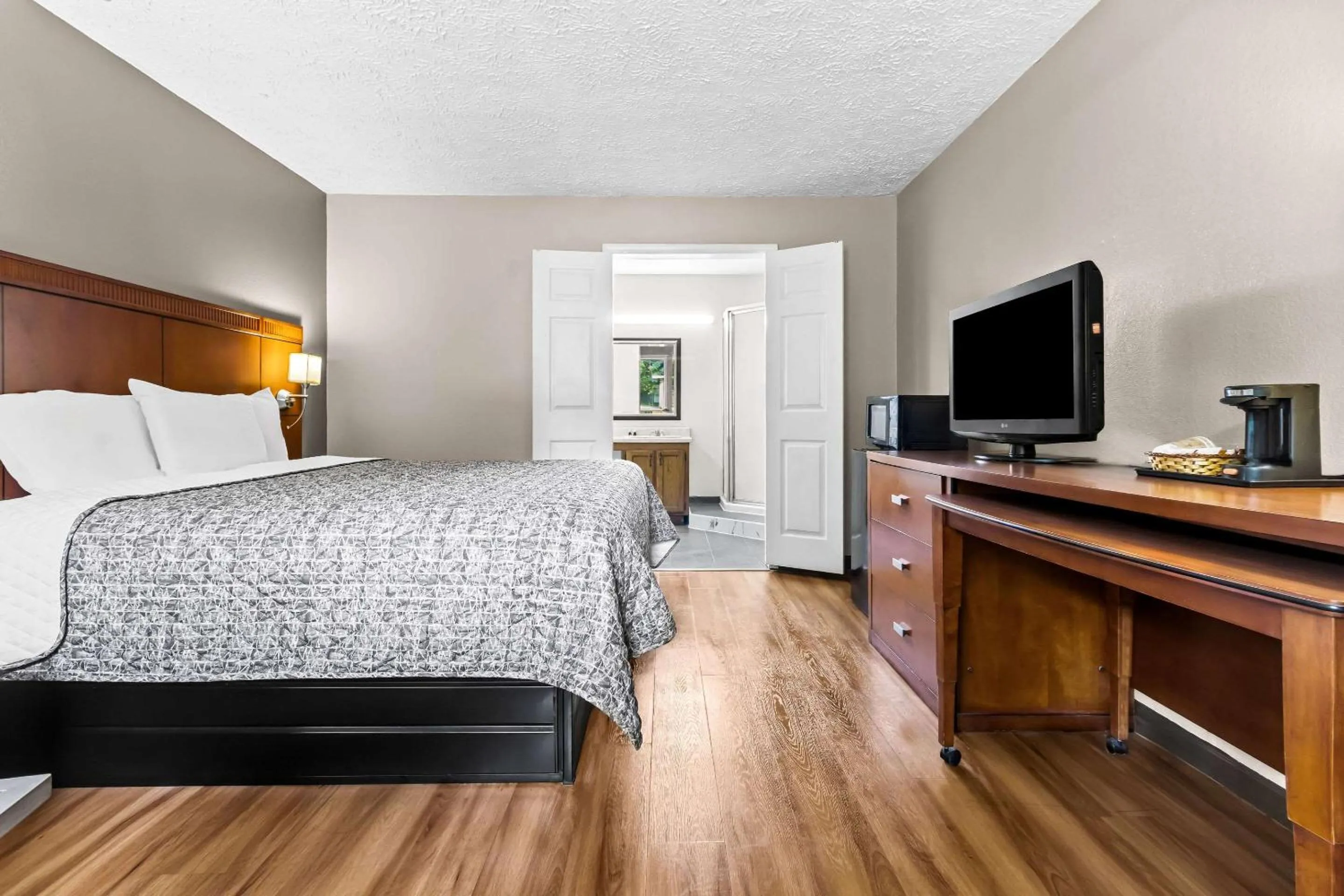 Bedroom, Bed in Rodeway Inn Lexington West