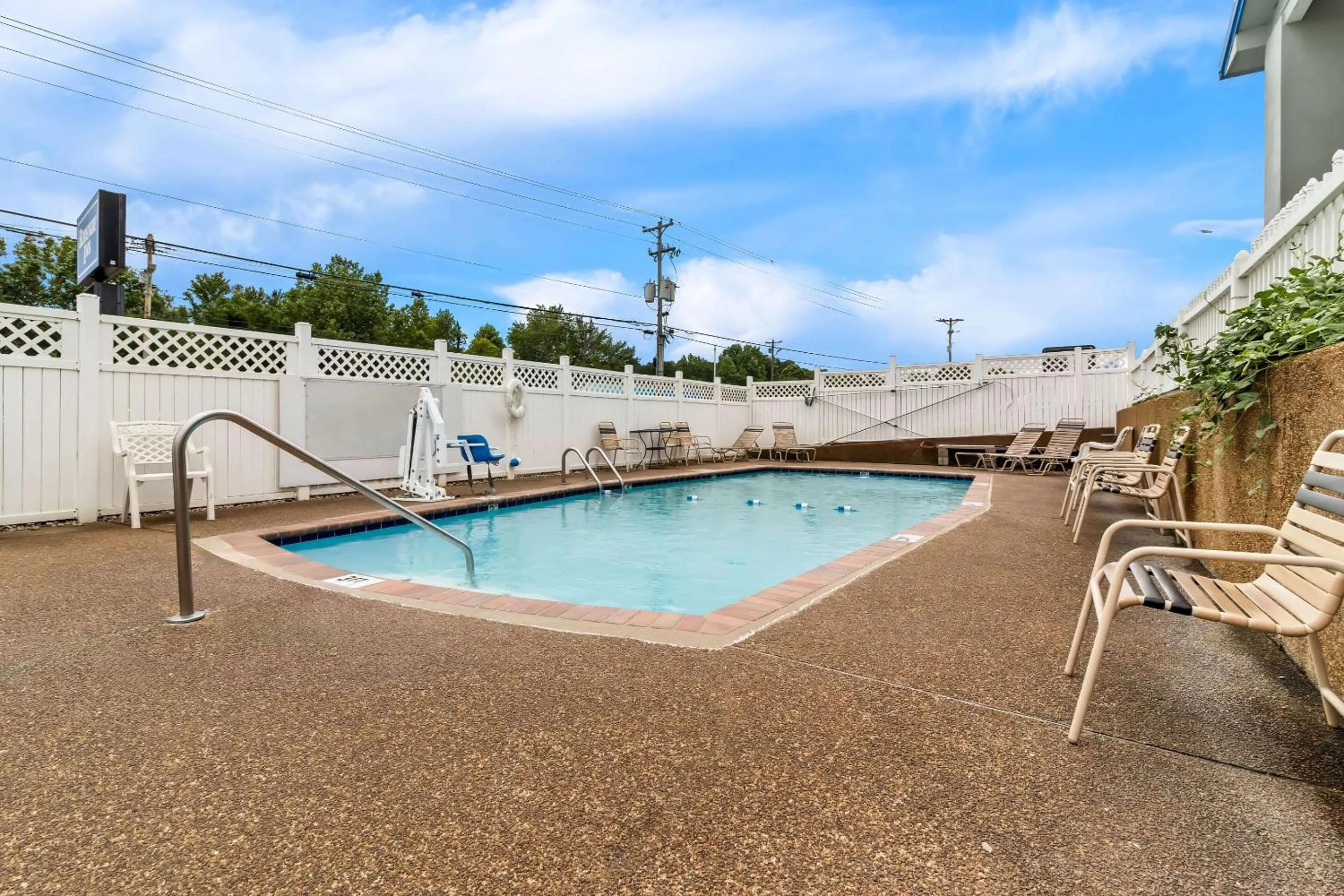 Swimming pool in Rodeway Inn Lexington West