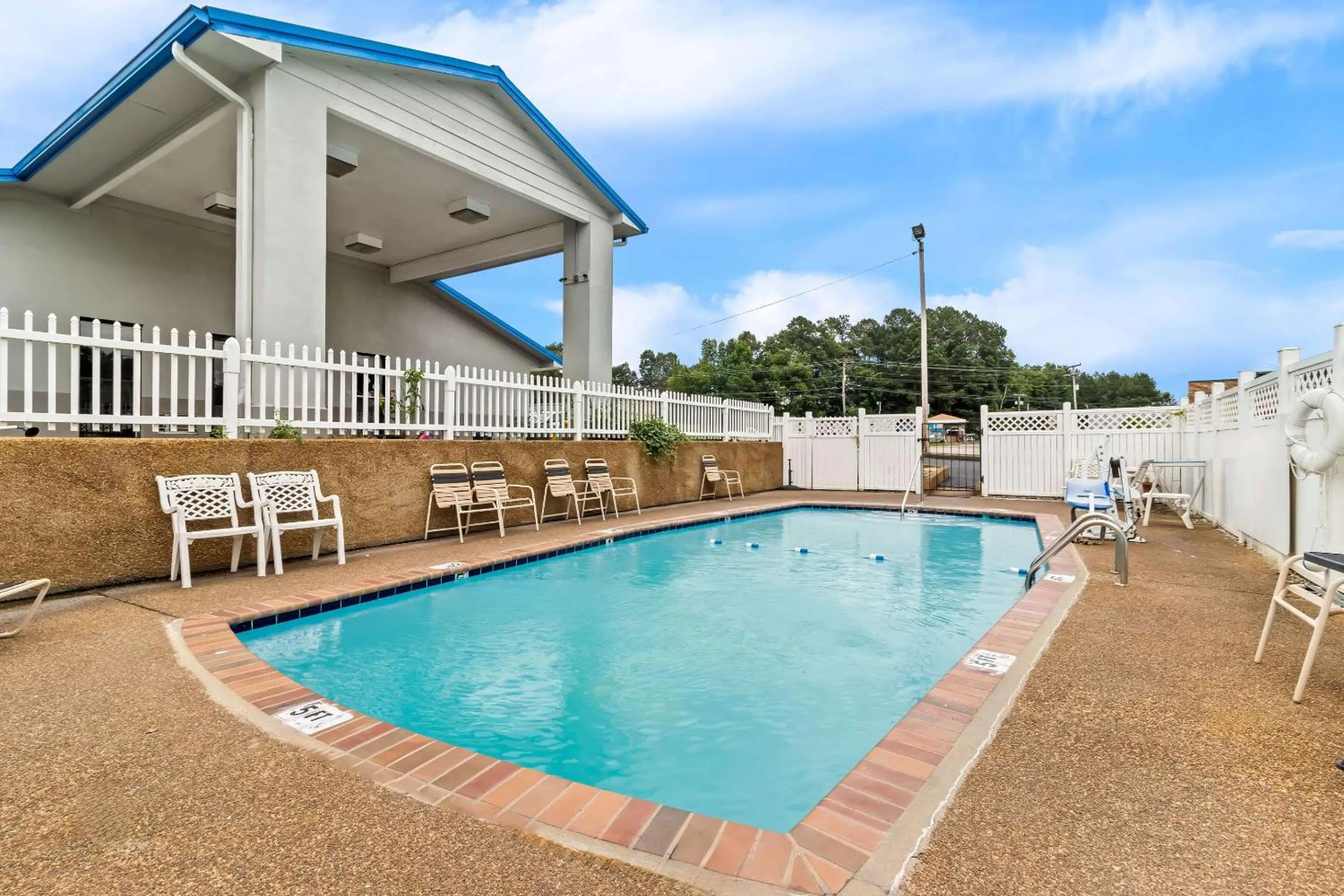 Swimming pool in Rodeway Inn Lexington West