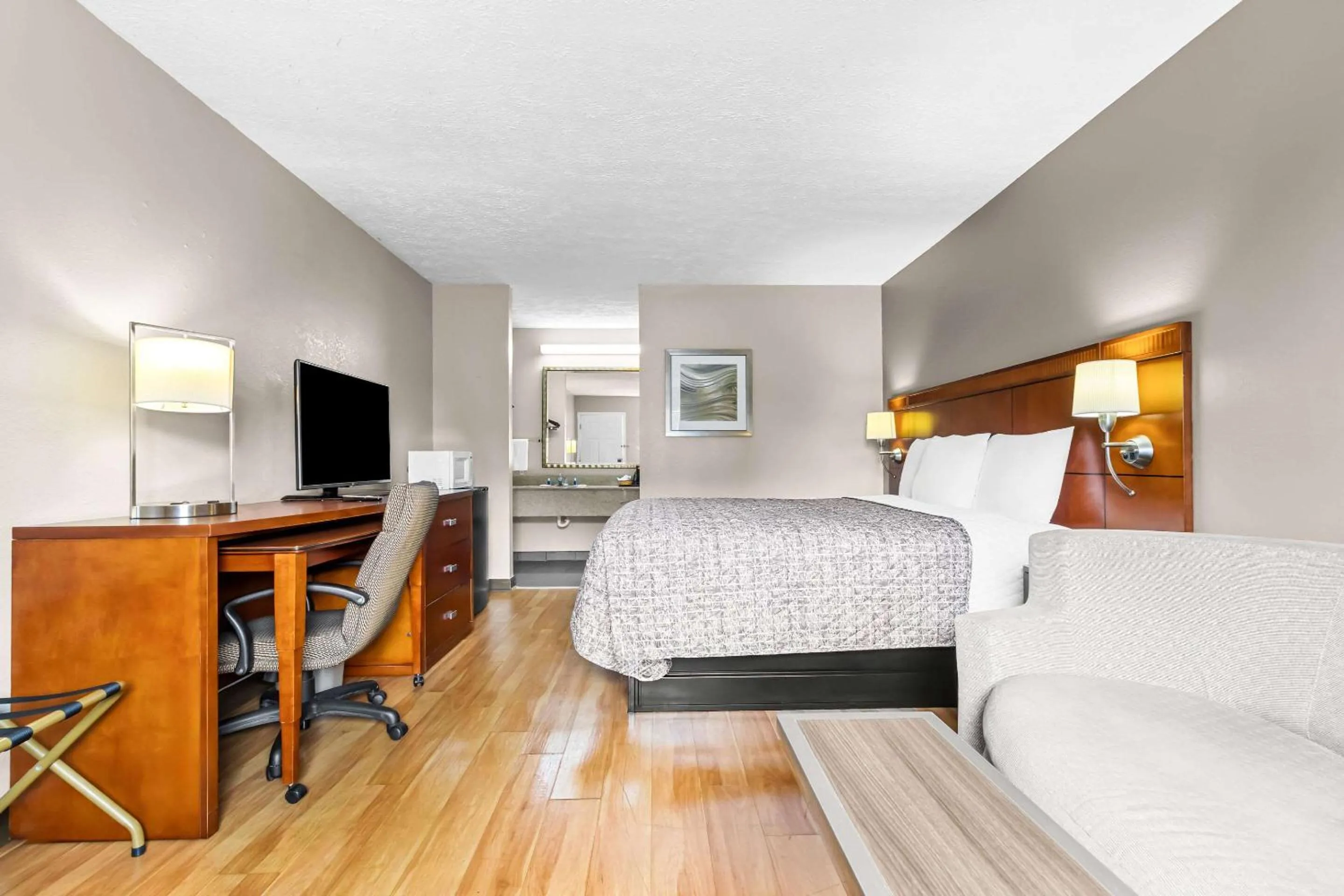 Bedroom in Rodeway Inn Lexington West