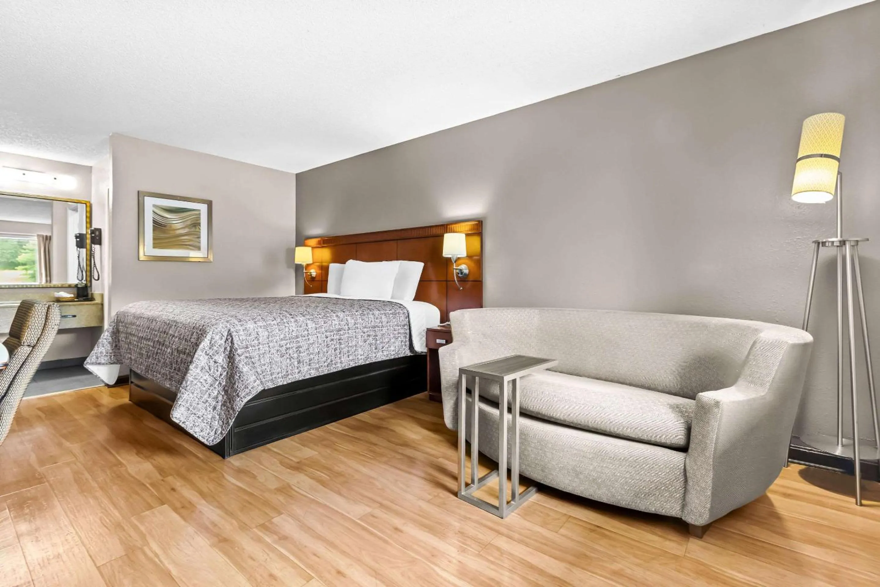 Bedroom, Bed in Rodeway Inn Lexington West