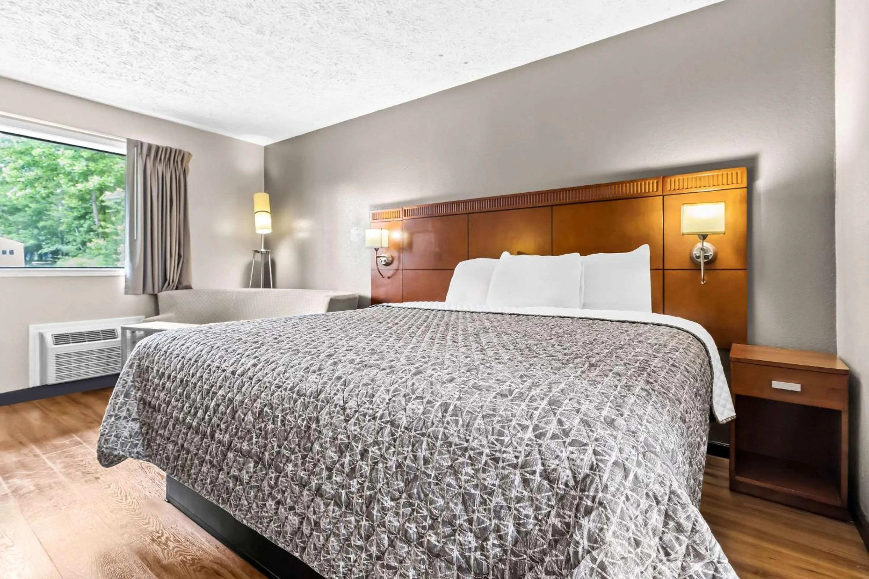 Bedroom, Bed in Rodeway Inn Lexington West