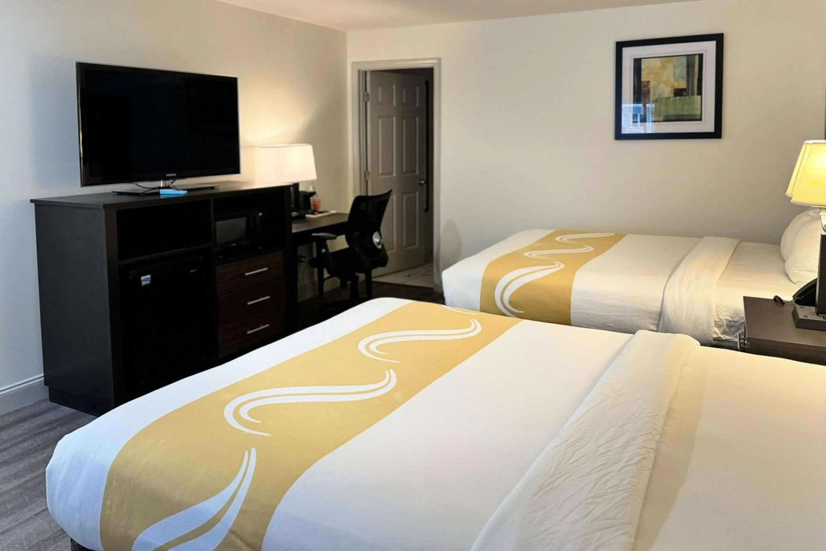 Bedroom, Bed in Quality Inn Creekside - Downtown Gatlinburg