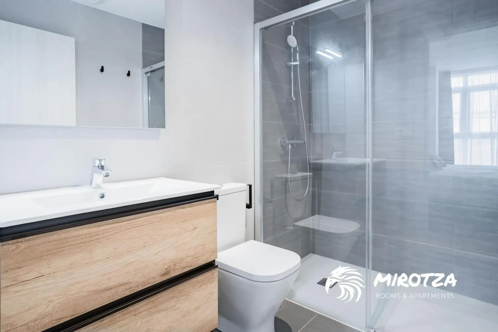 Shower in MIROTZA ROOMS AND APARTMENTS