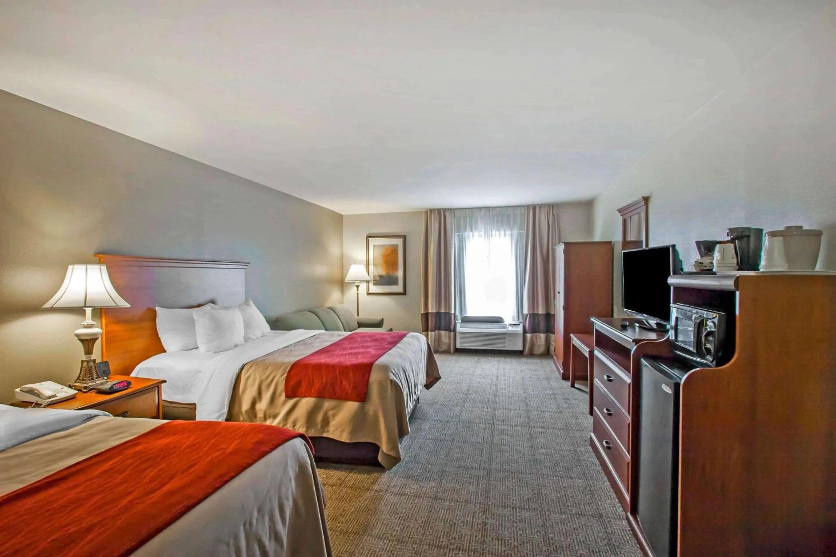 Photo of the whole room, Bed in Quality Inn & Suites Germantown North