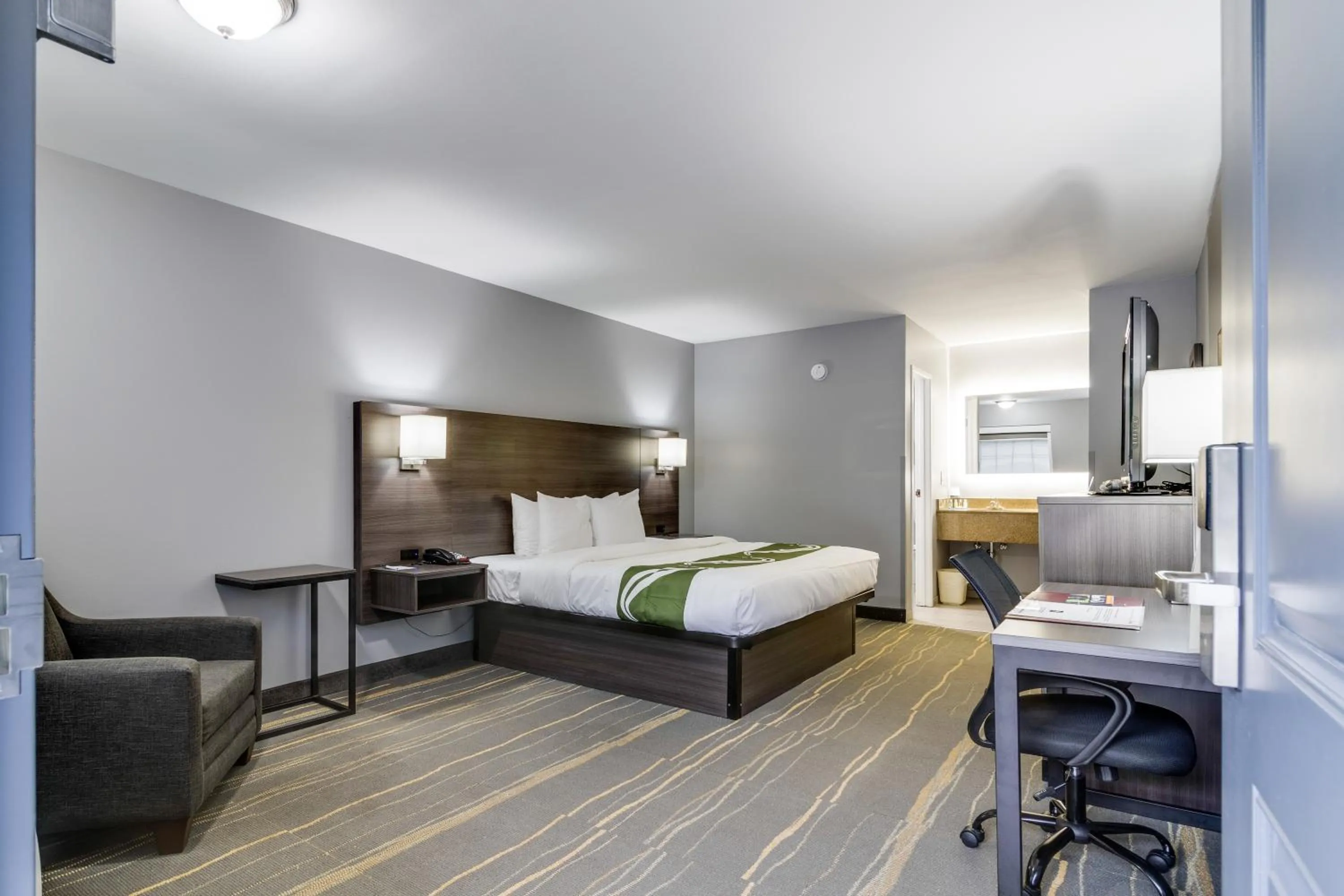 Photo of the whole room, Bed in Quality Inn Kodak Sevierville