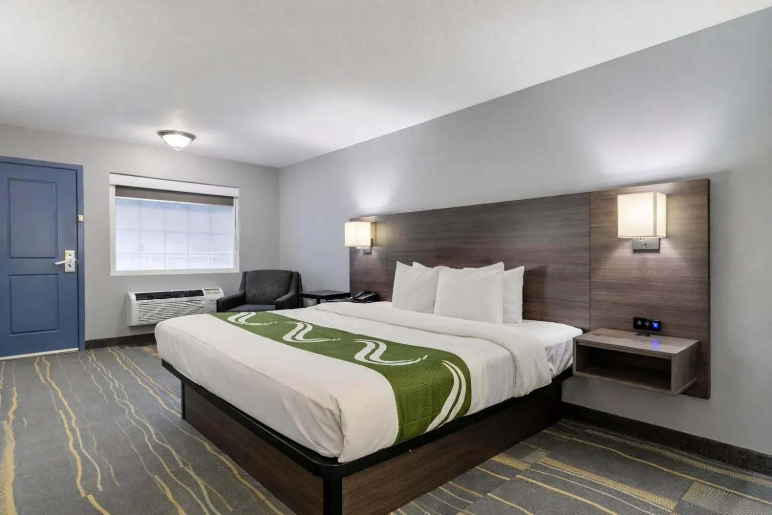 Photo of the whole room, Bed in Quality Inn Kodak Sevierville