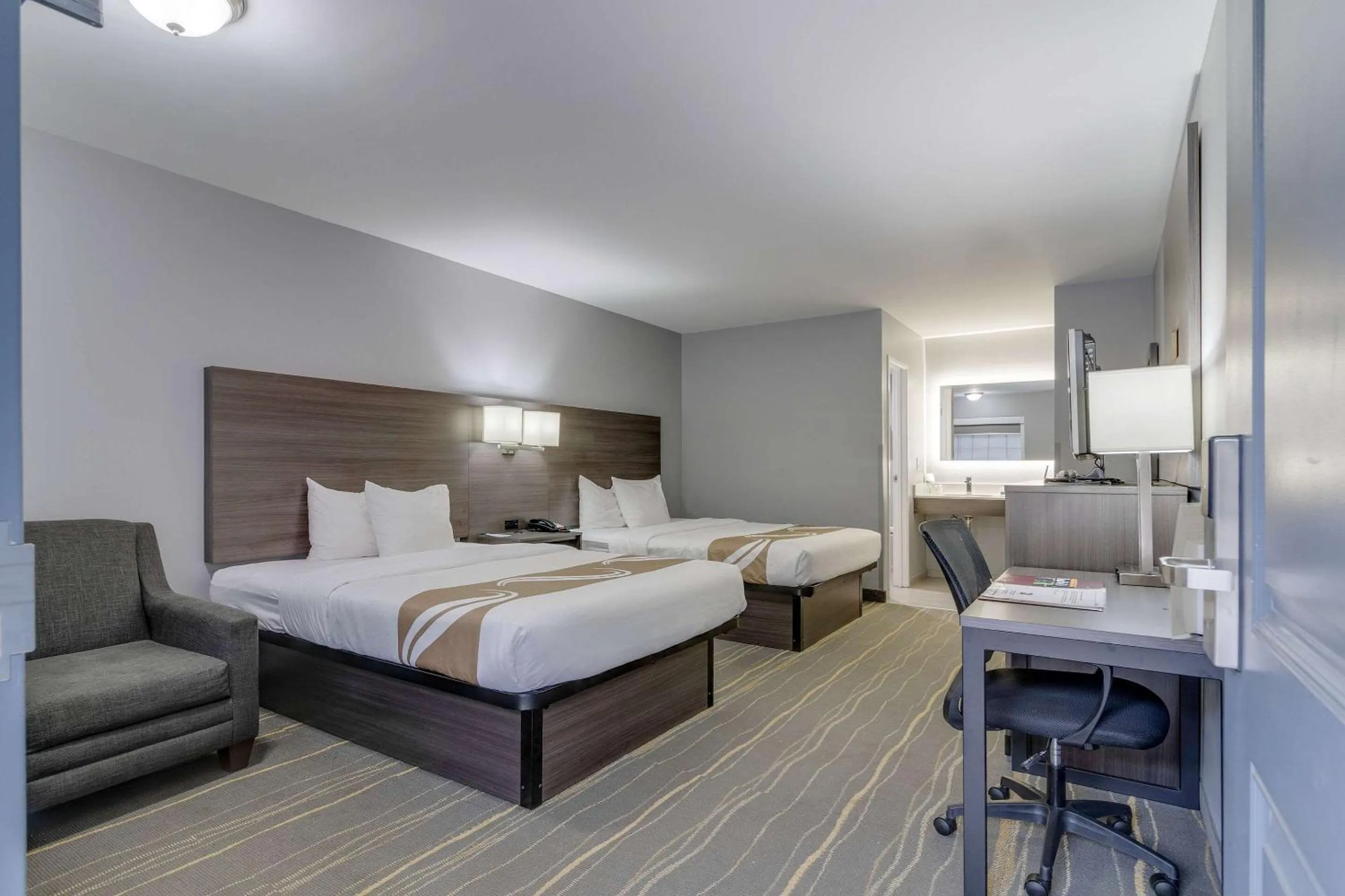 Photo of the whole room, Bed in Quality Inn Kodak Sevierville