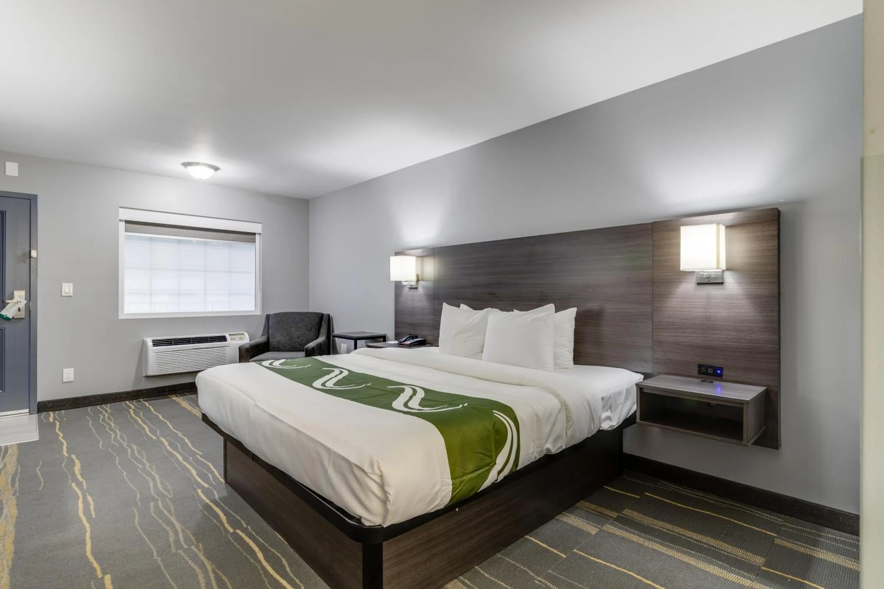 Bed in Quality Inn Kodak Sevierville