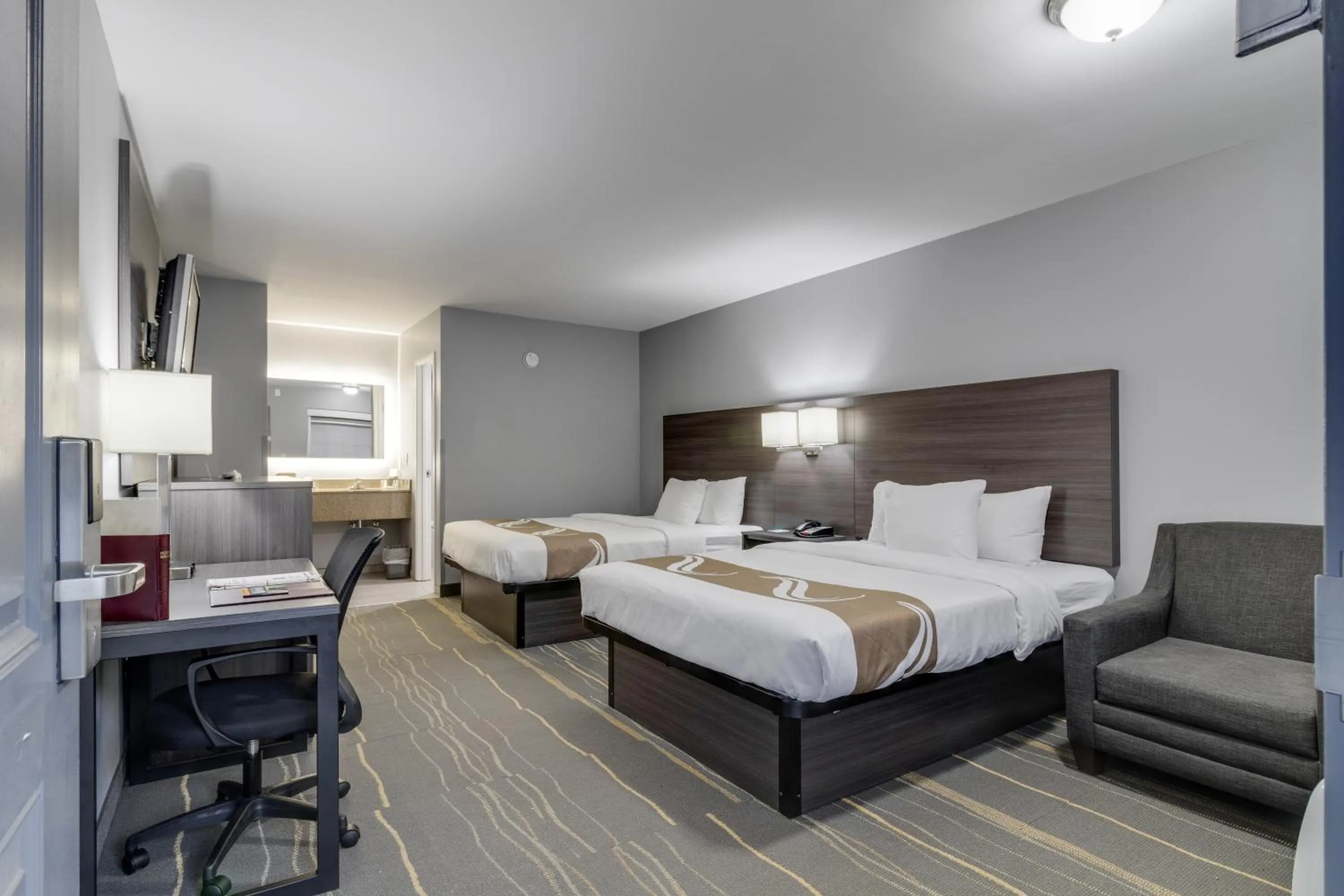 Photo of the whole room, Bed in Quality Inn Kodak Sevierville