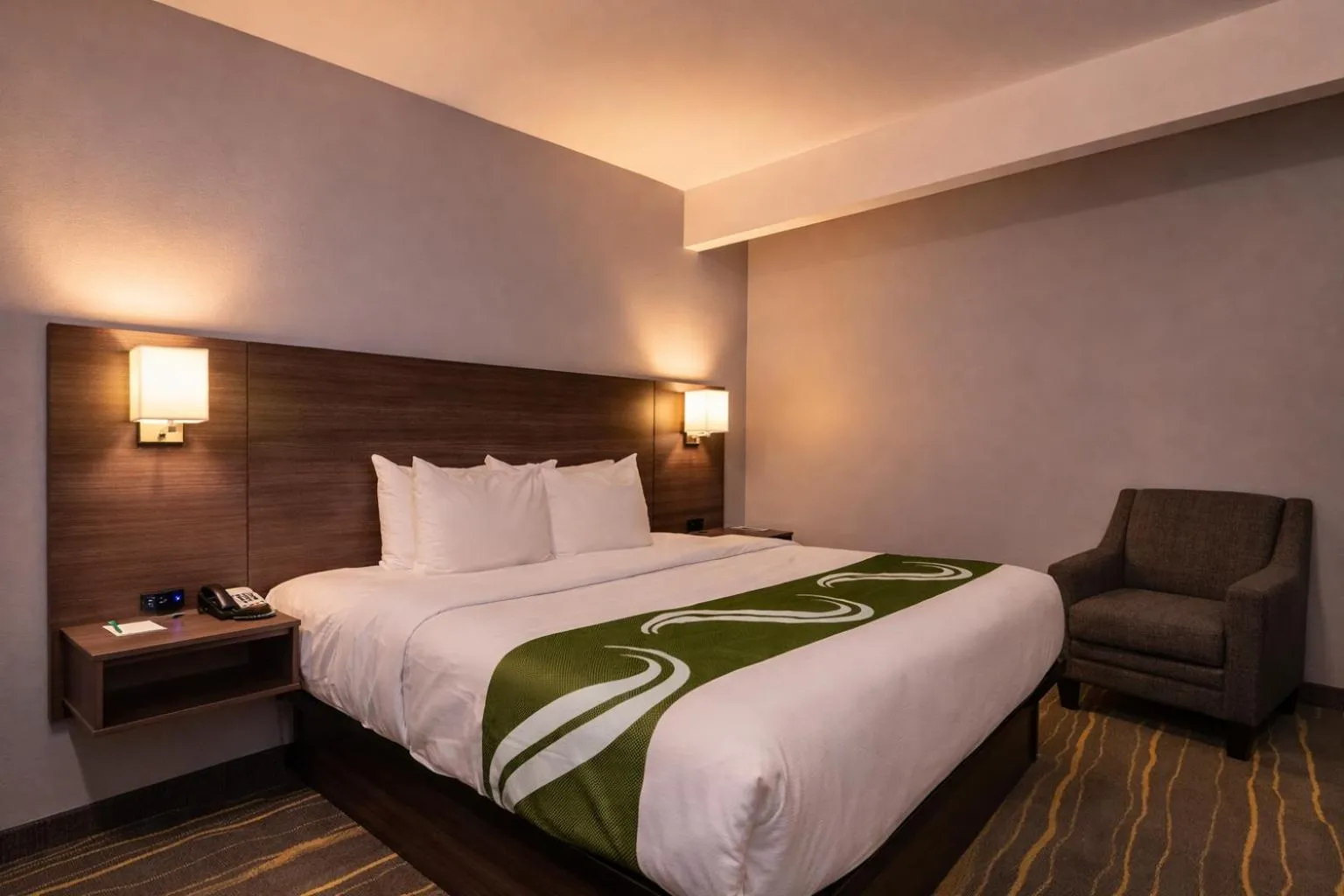 Bed in Quality Inn Kodak Sevierville