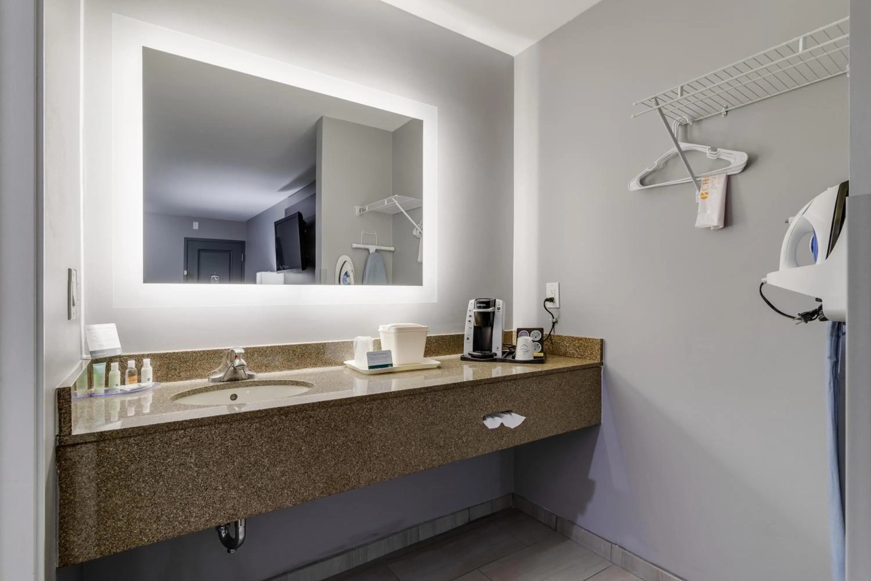 Bathroom in Quality Inn Kodak Sevierville