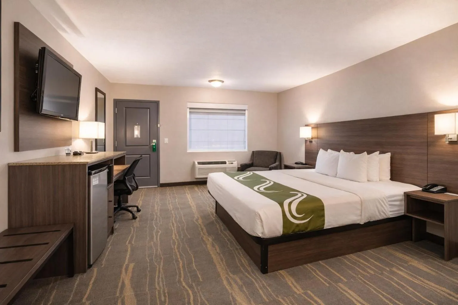 TV and multimedia, Bed in Quality Inn Kodak Sevierville