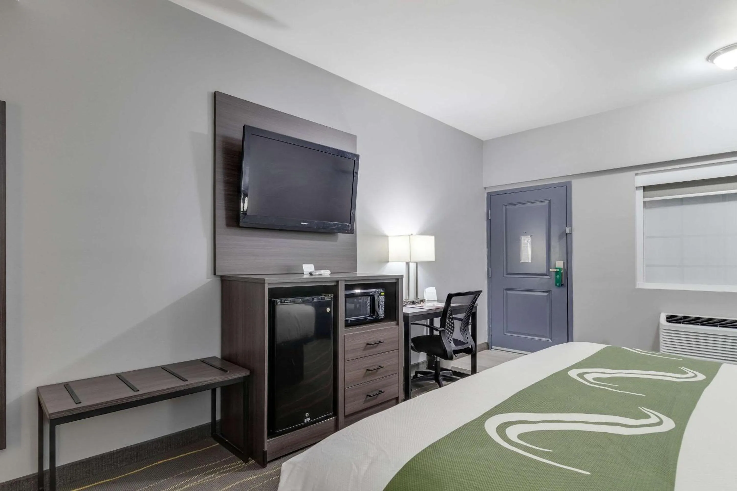 Photo of the whole room, Bed in Quality Inn Kodak Sevierville