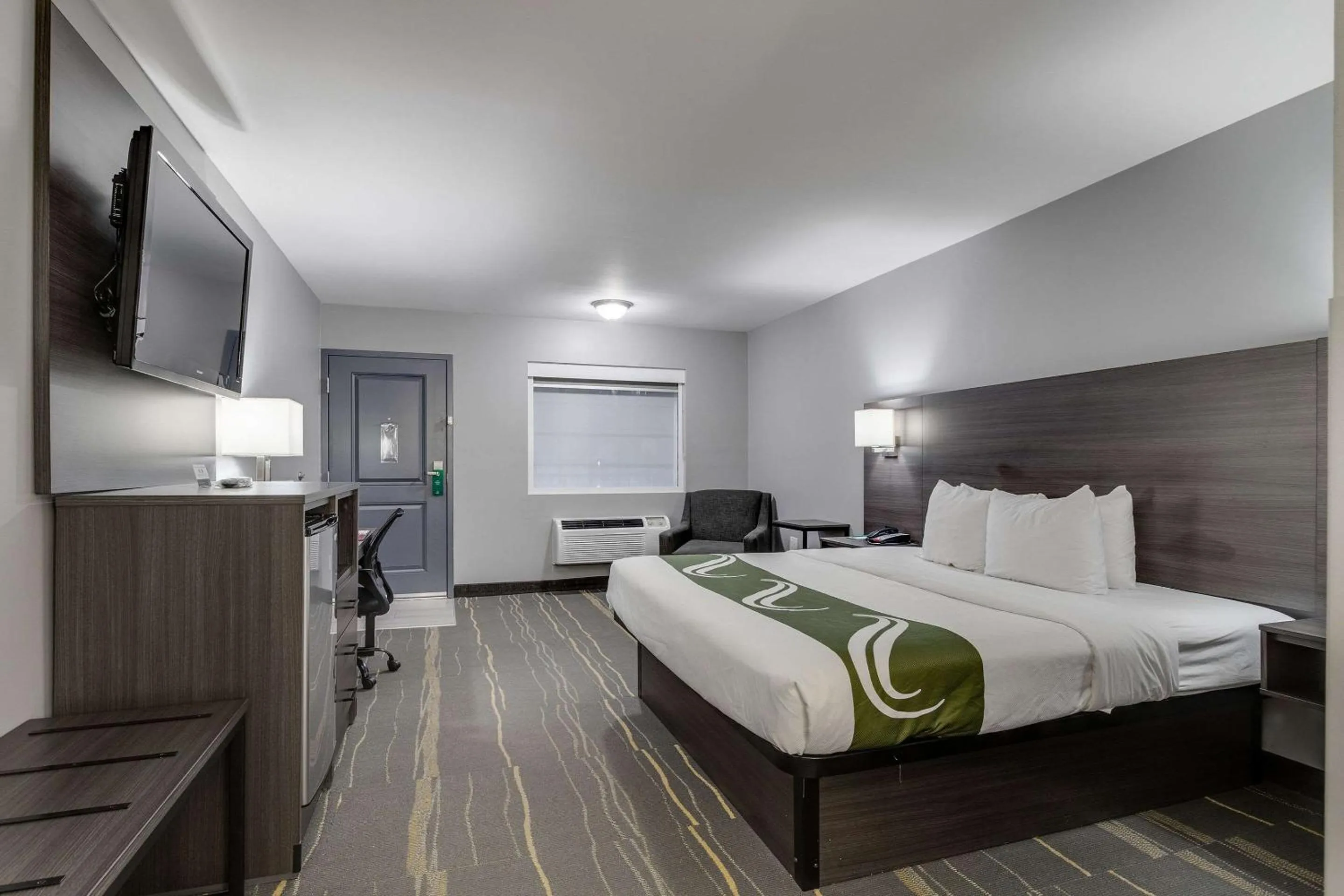 Photo of the whole room, Bed in Quality Inn Kodak Sevierville