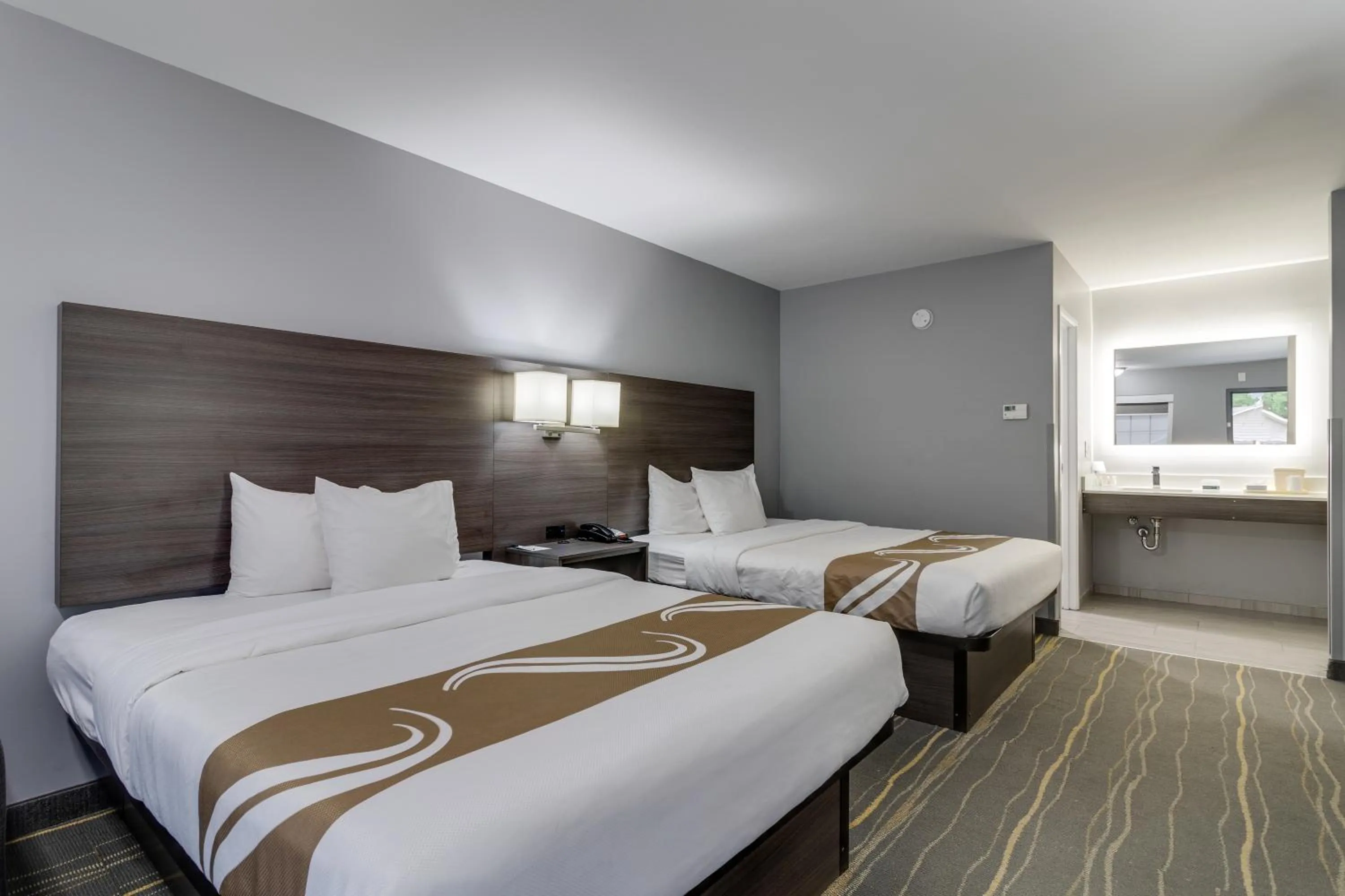 Bed in Quality Inn Kodak Sevierville