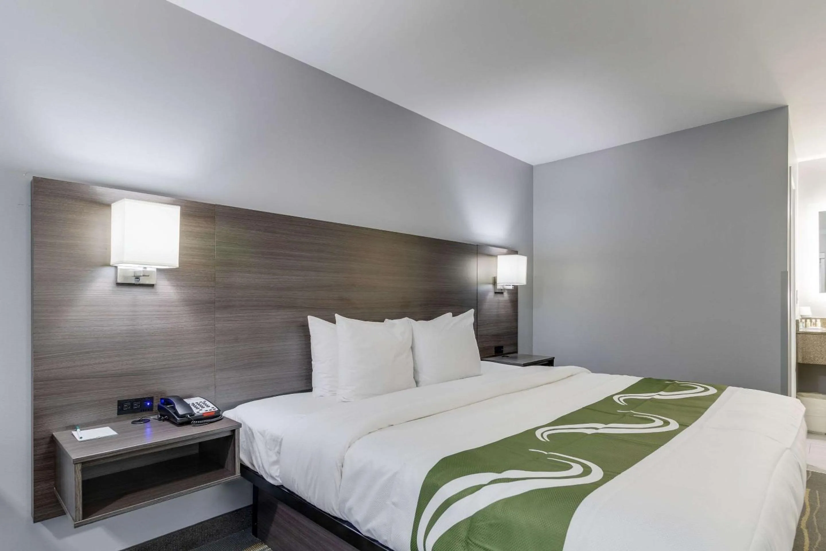 Photo of the whole room, Bed in Quality Inn Kodak Sevierville