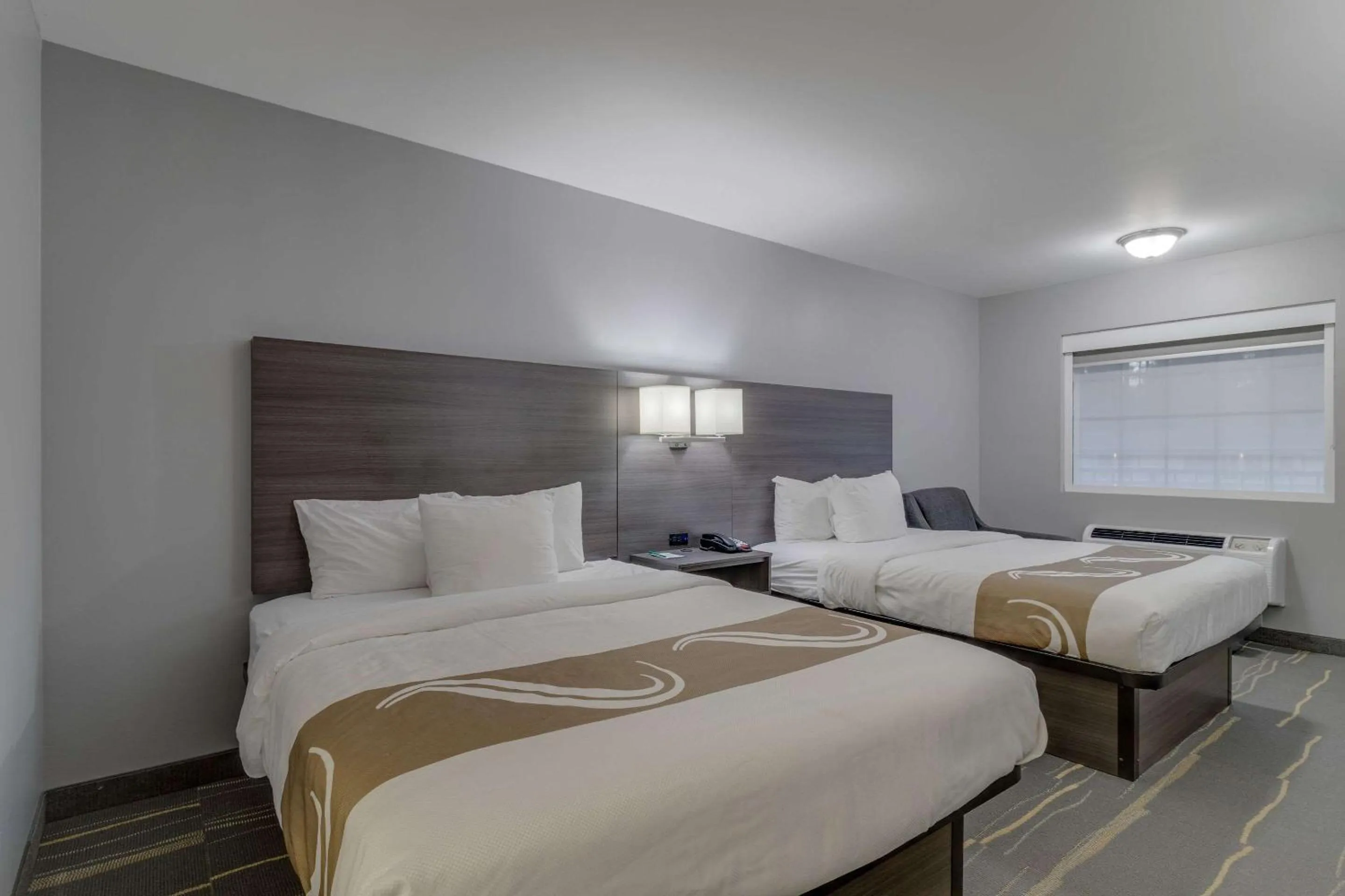 Photo of the whole room, Bed in Quality Inn Kodak Sevierville