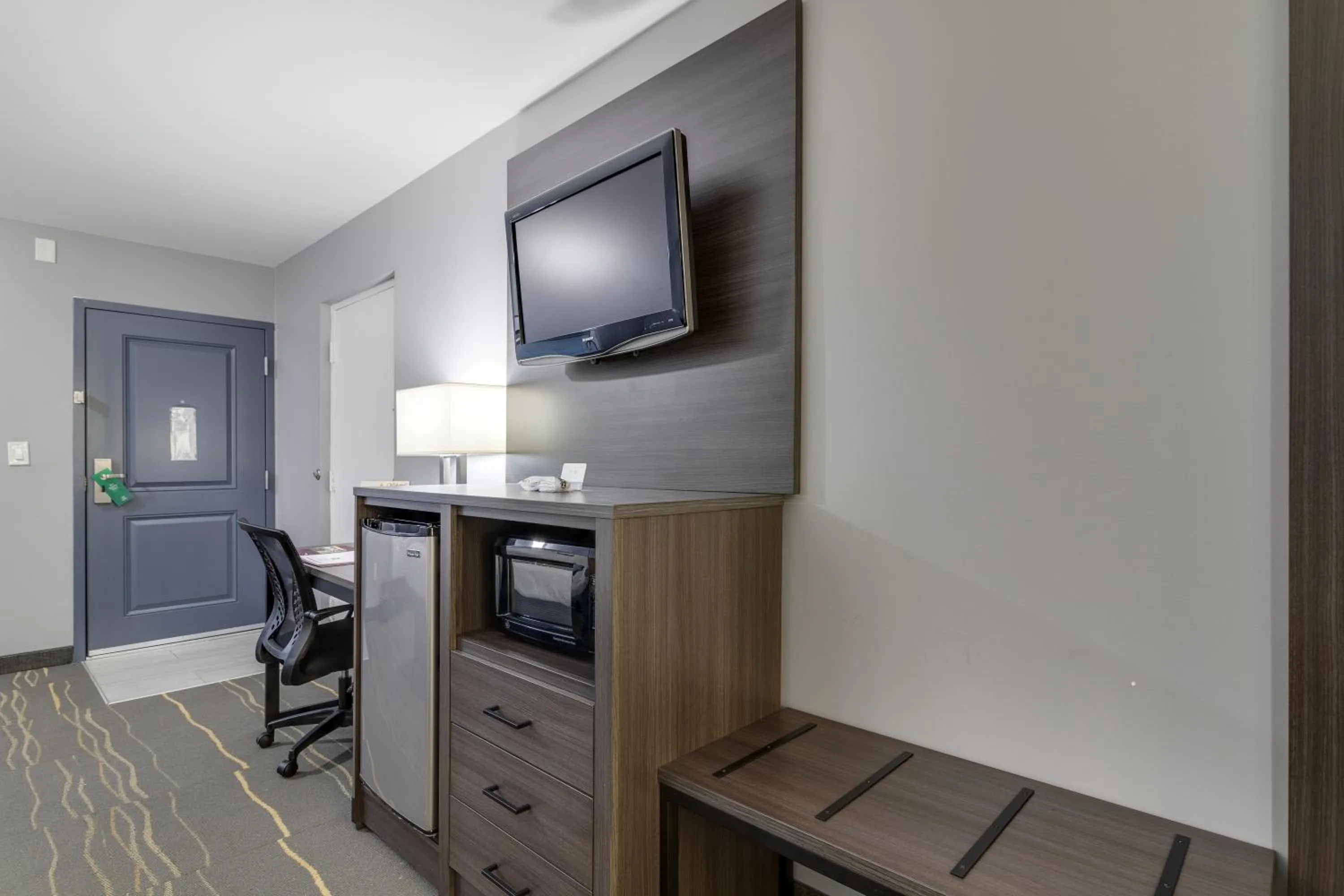 TV and multimedia in Quality Inn Kodak Sevierville