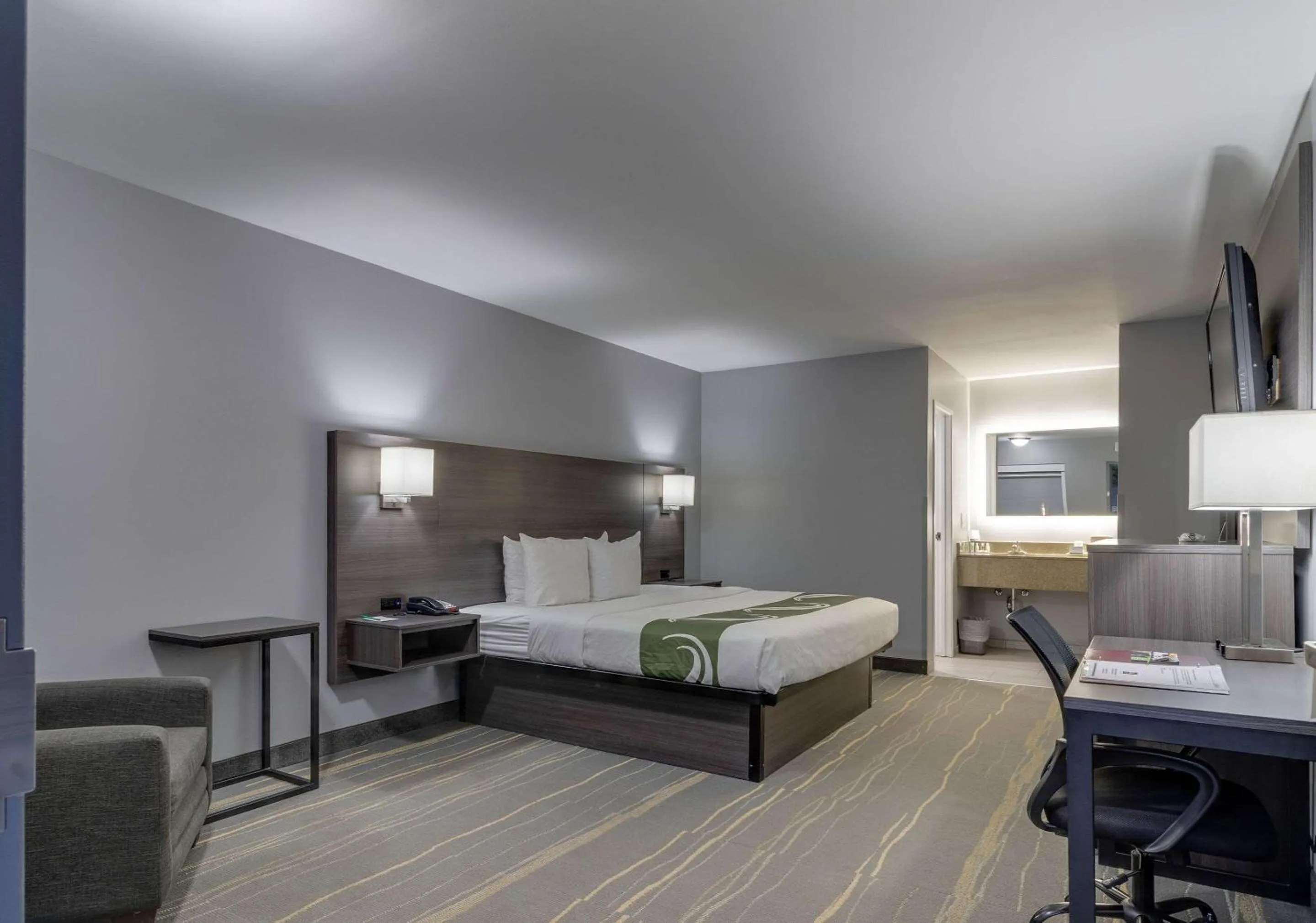 Photo of the whole room, Bed in Quality Inn Kodak Sevierville