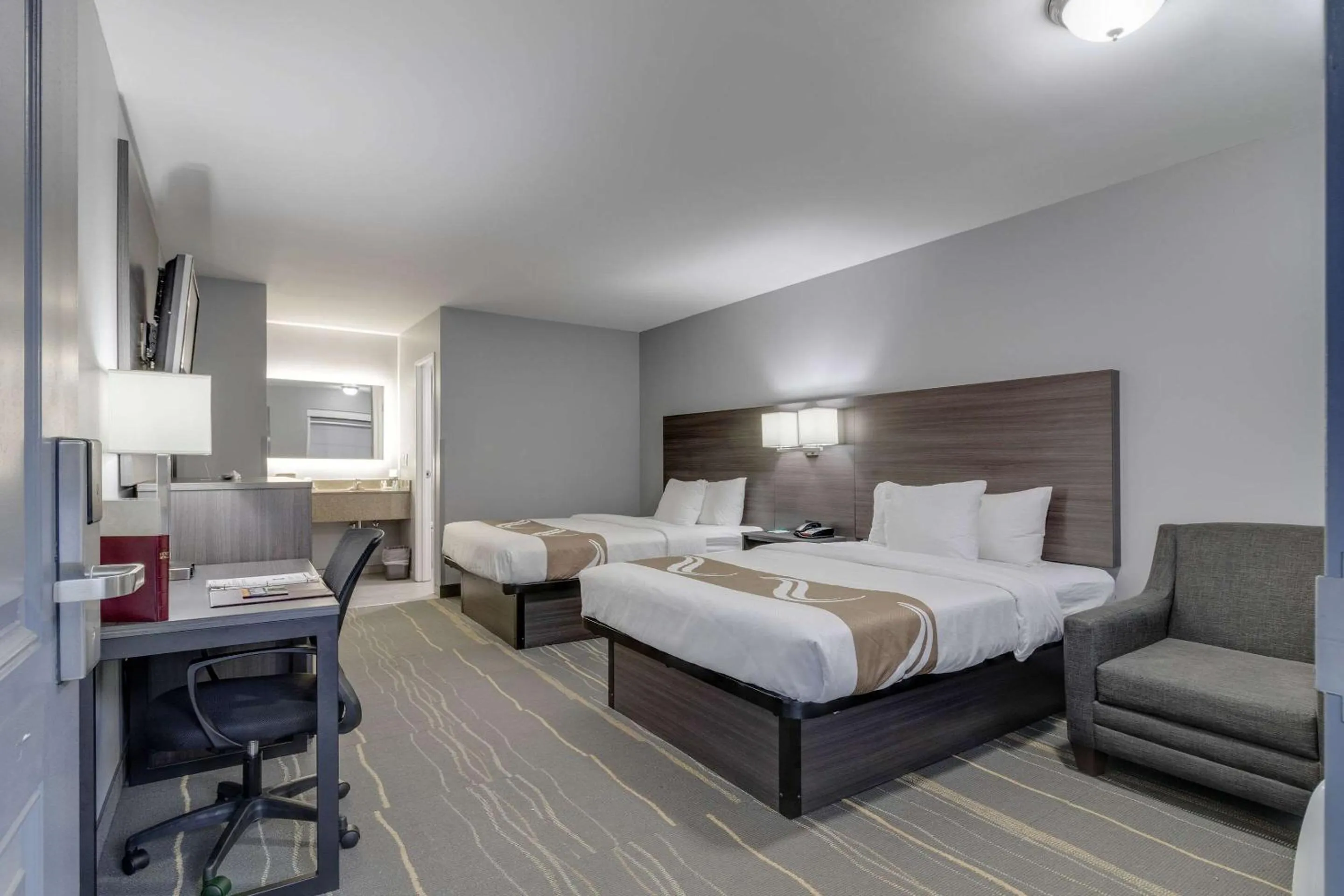 Photo of the whole room, Bed in Quality Inn Kodak Sevierville