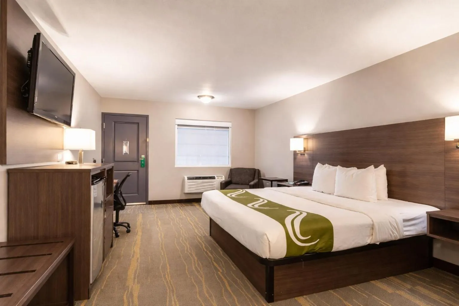 Bed in Quality Inn Kodak Sevierville