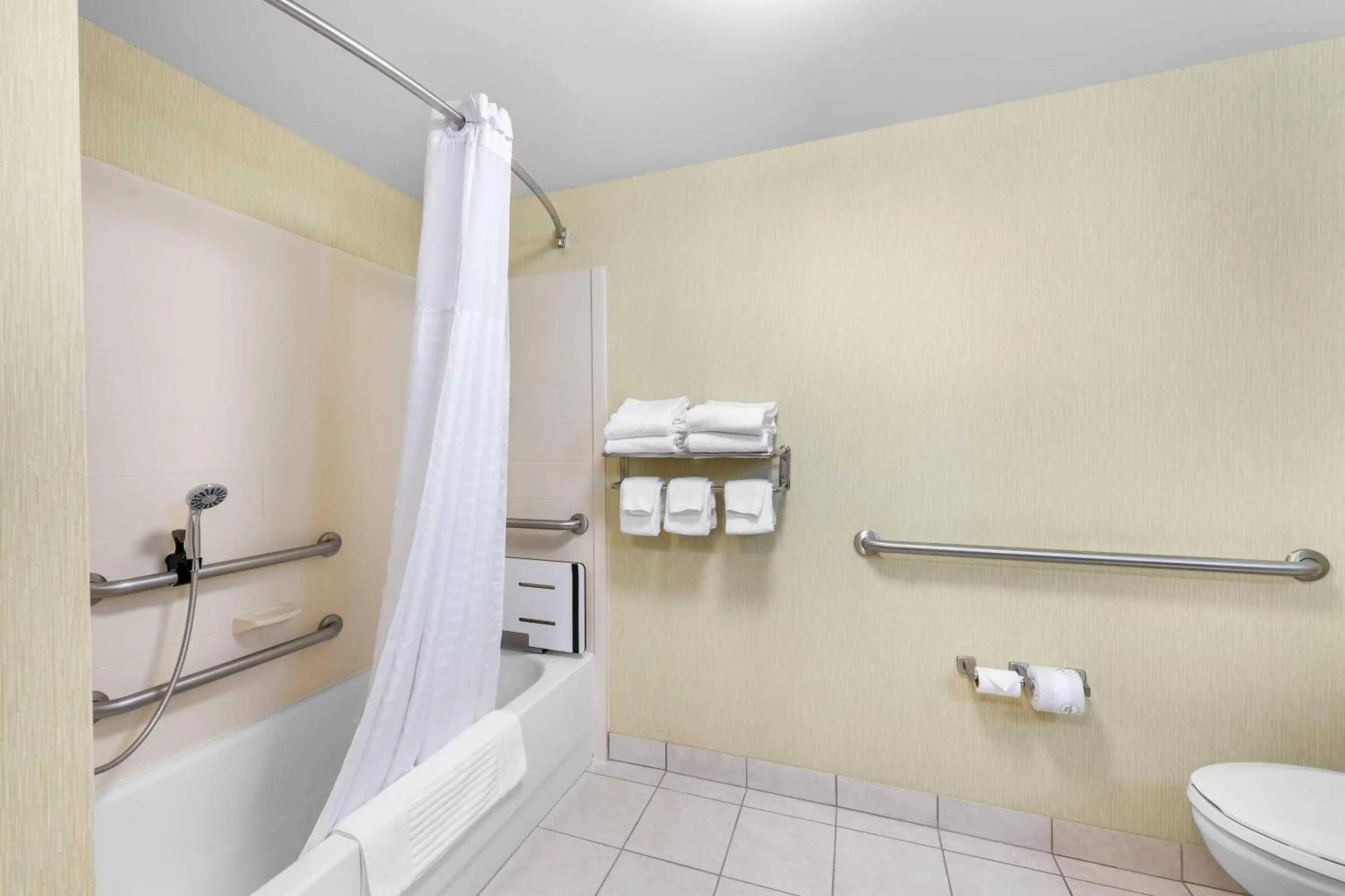 Bedroom in Comfort Suites Knoxville West - Farragut