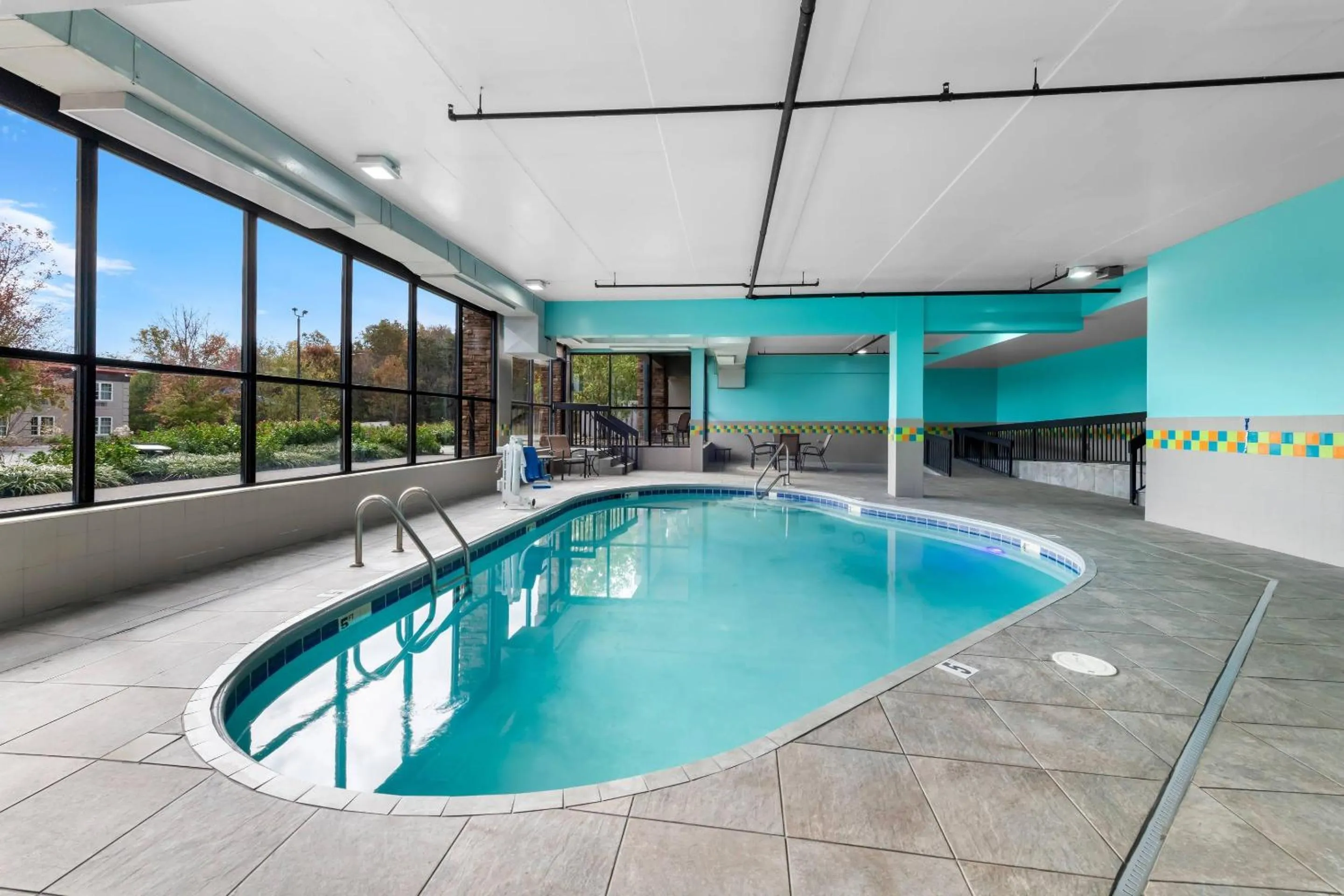 Swimming pool in Comfort Suites Knoxville West - Farragut