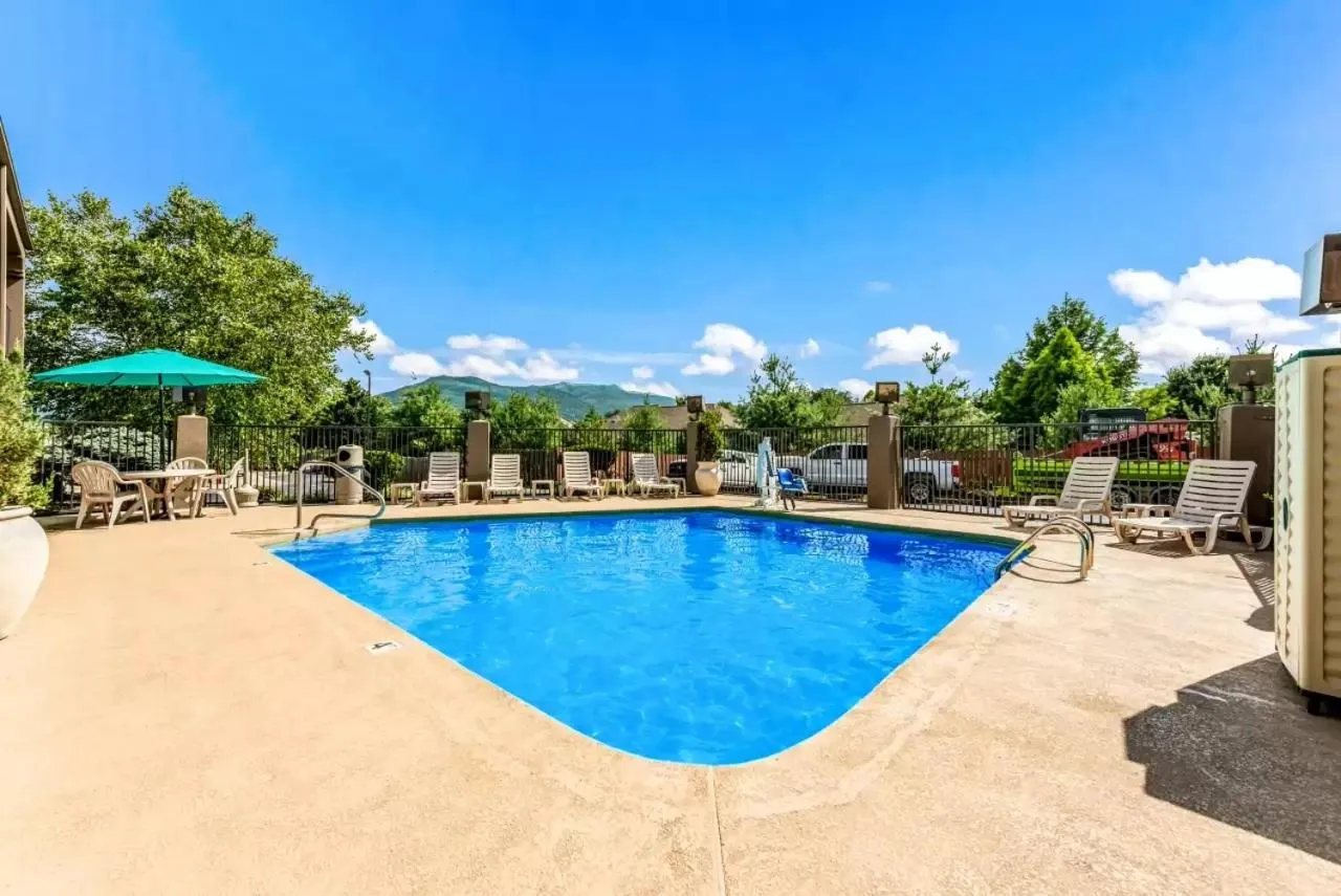 Swimming pool in Quality Inn Johnson City near Downtown