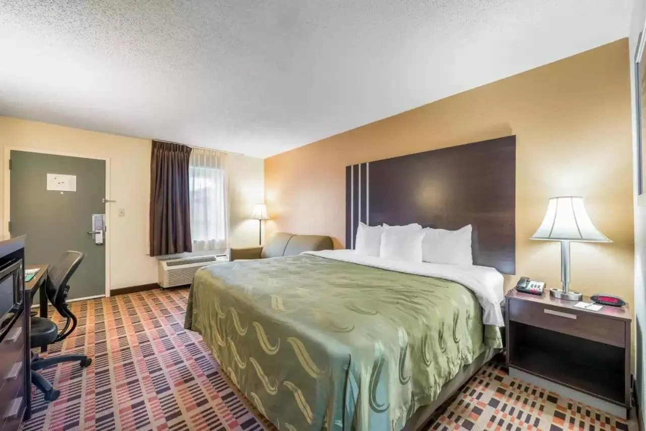 Bed in Quality Inn Johnson City near Downtown