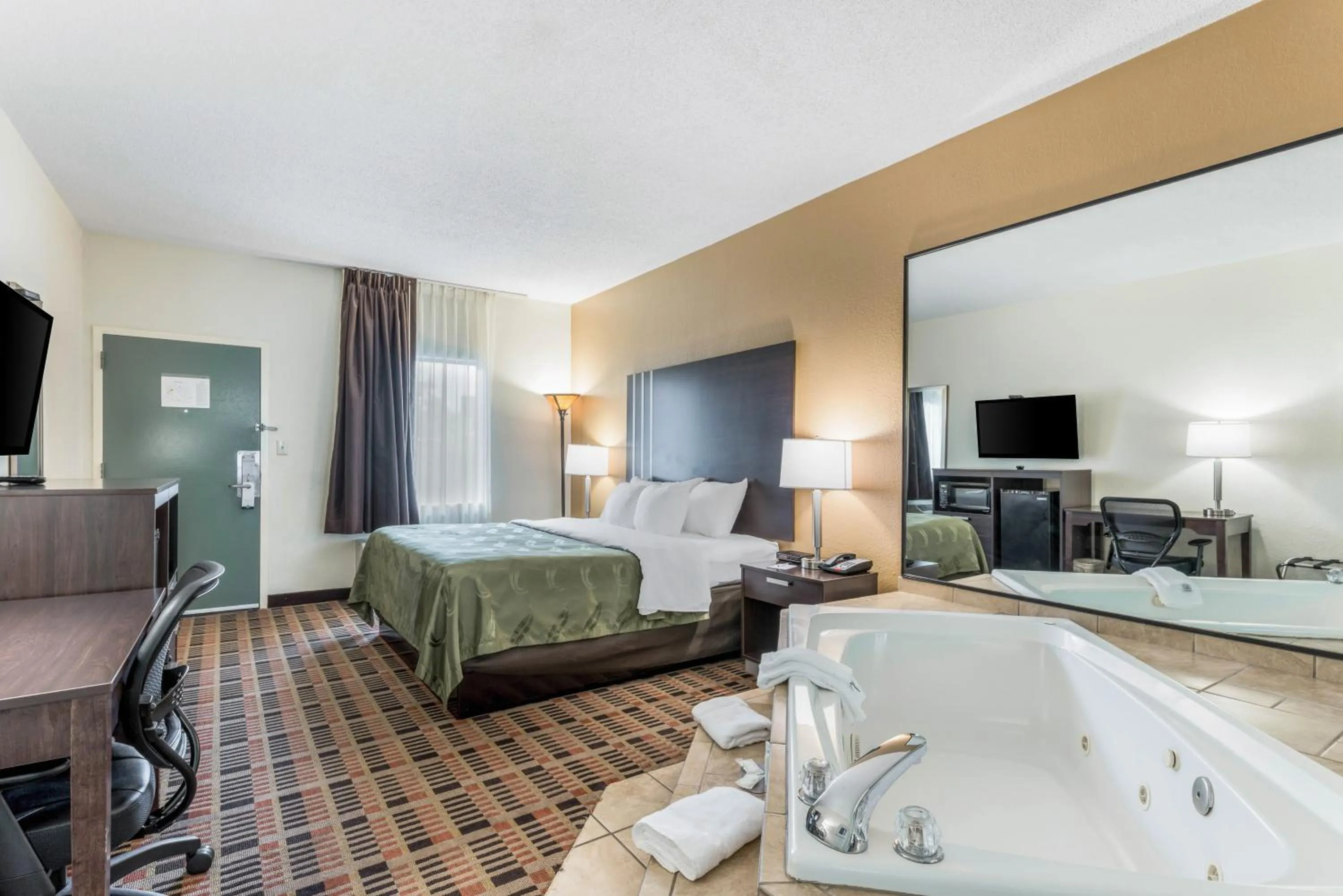 Photo of the whole room, Bed in Quality Inn Johnson City near Downtown