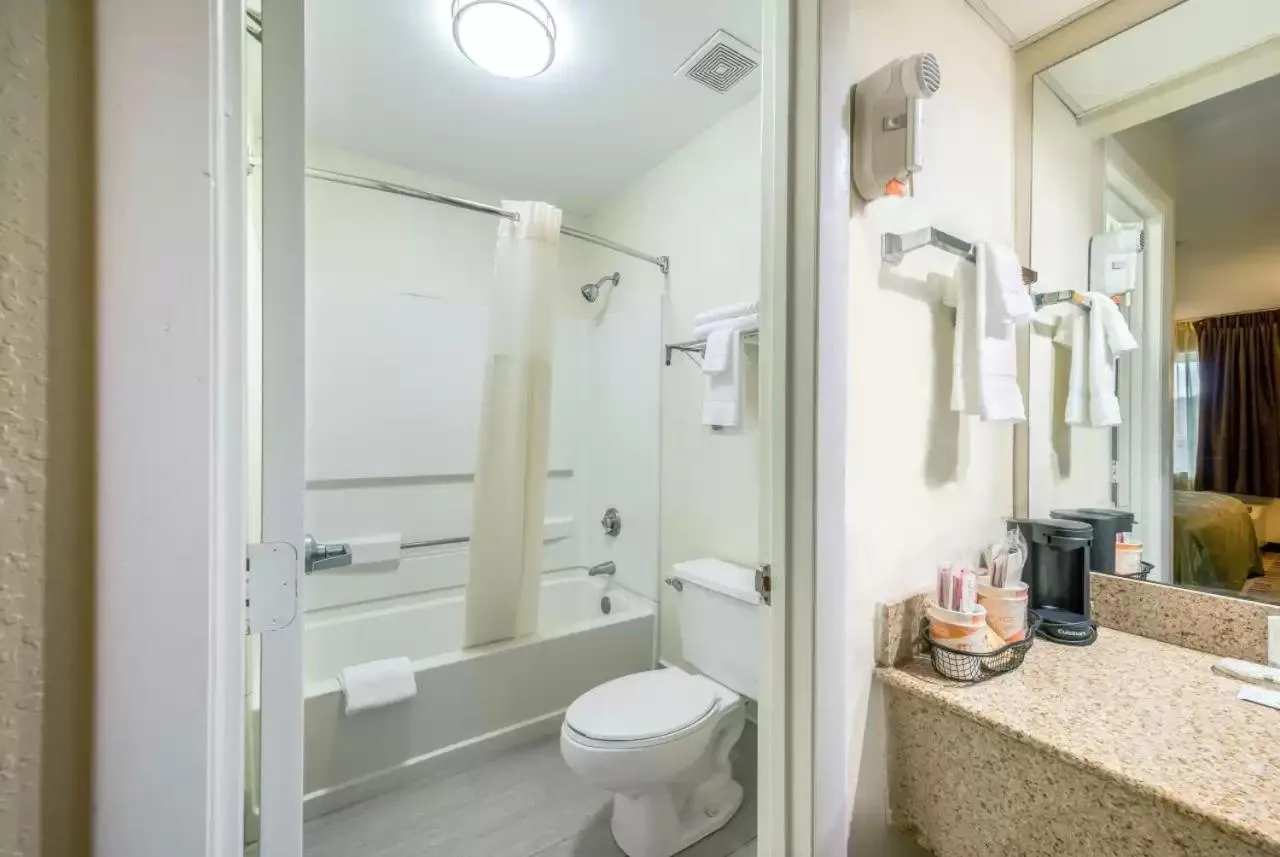 Shower in Quality Inn Johnson City near Downtown