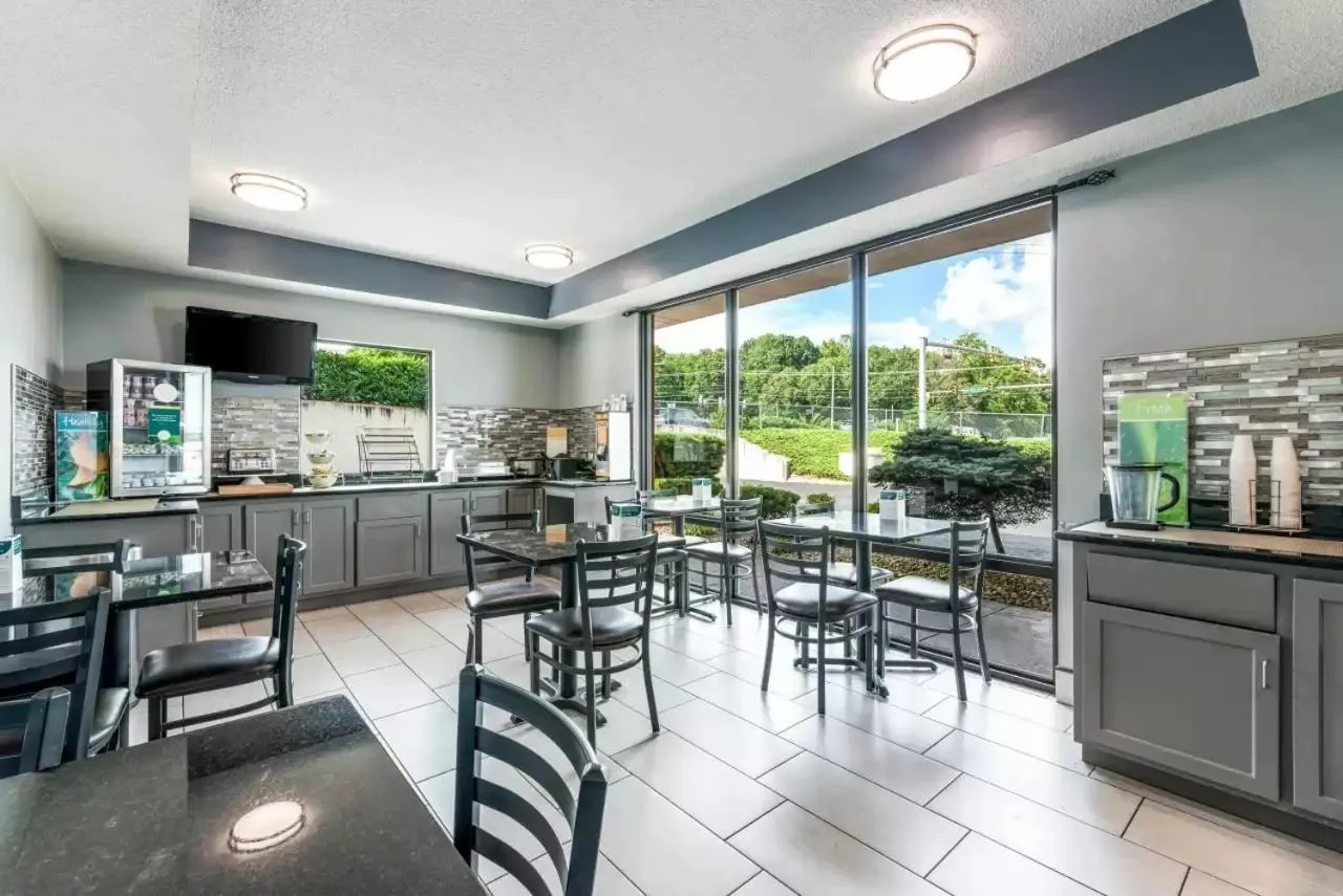 Breakfast in Quality Inn Johnson City near Downtown