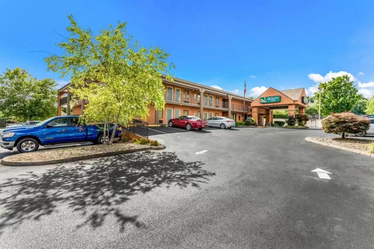 Parking in Quality Inn Johnson City near Downtown
