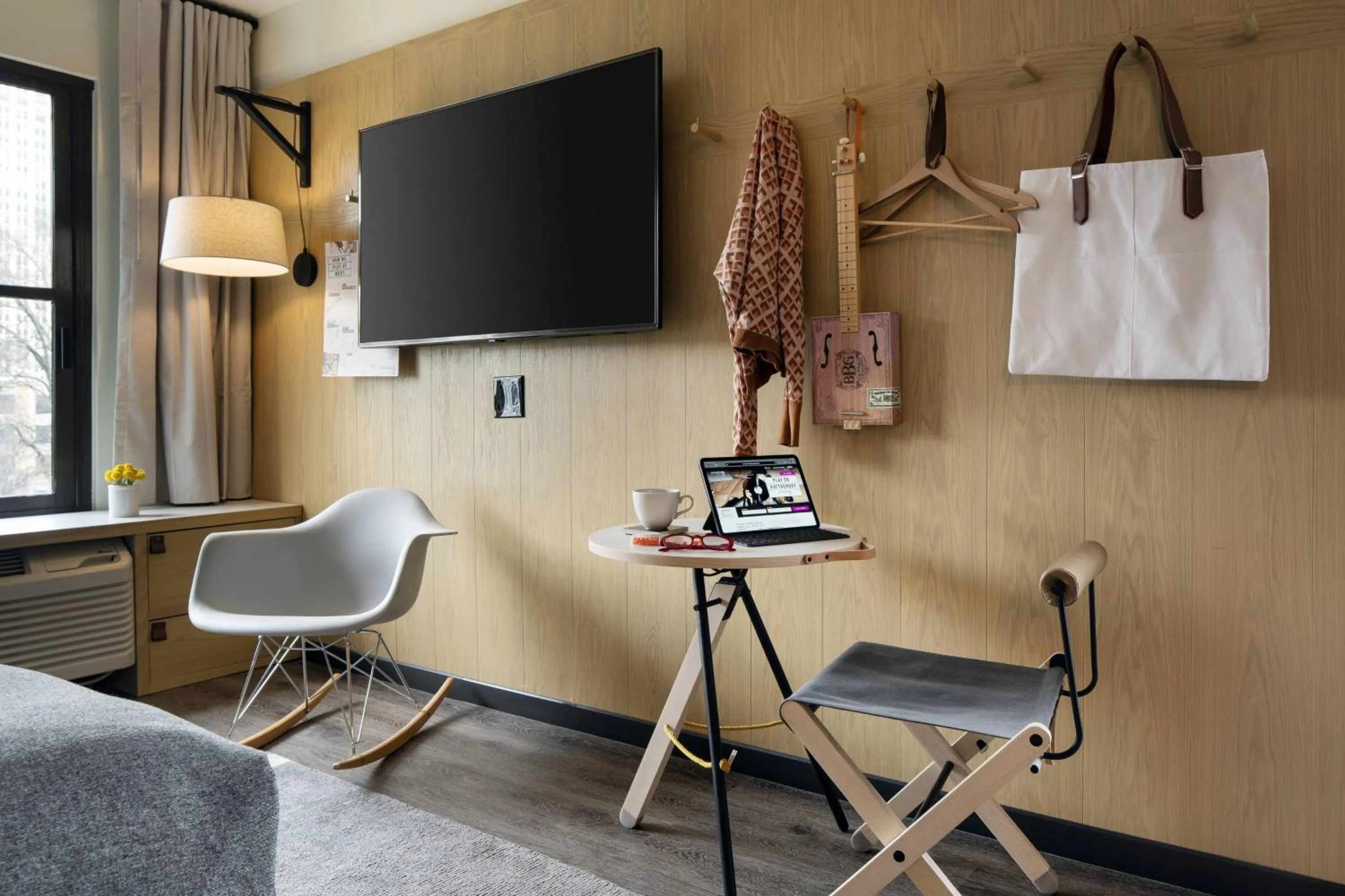 Photo of the whole room in MOXY Memphis Downtown