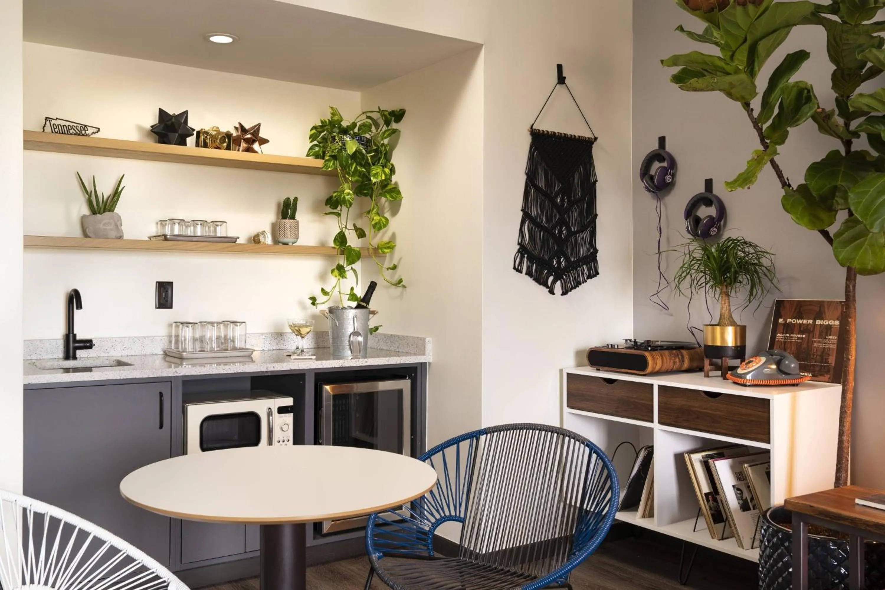 Photo of the whole room in MOXY Memphis Downtown