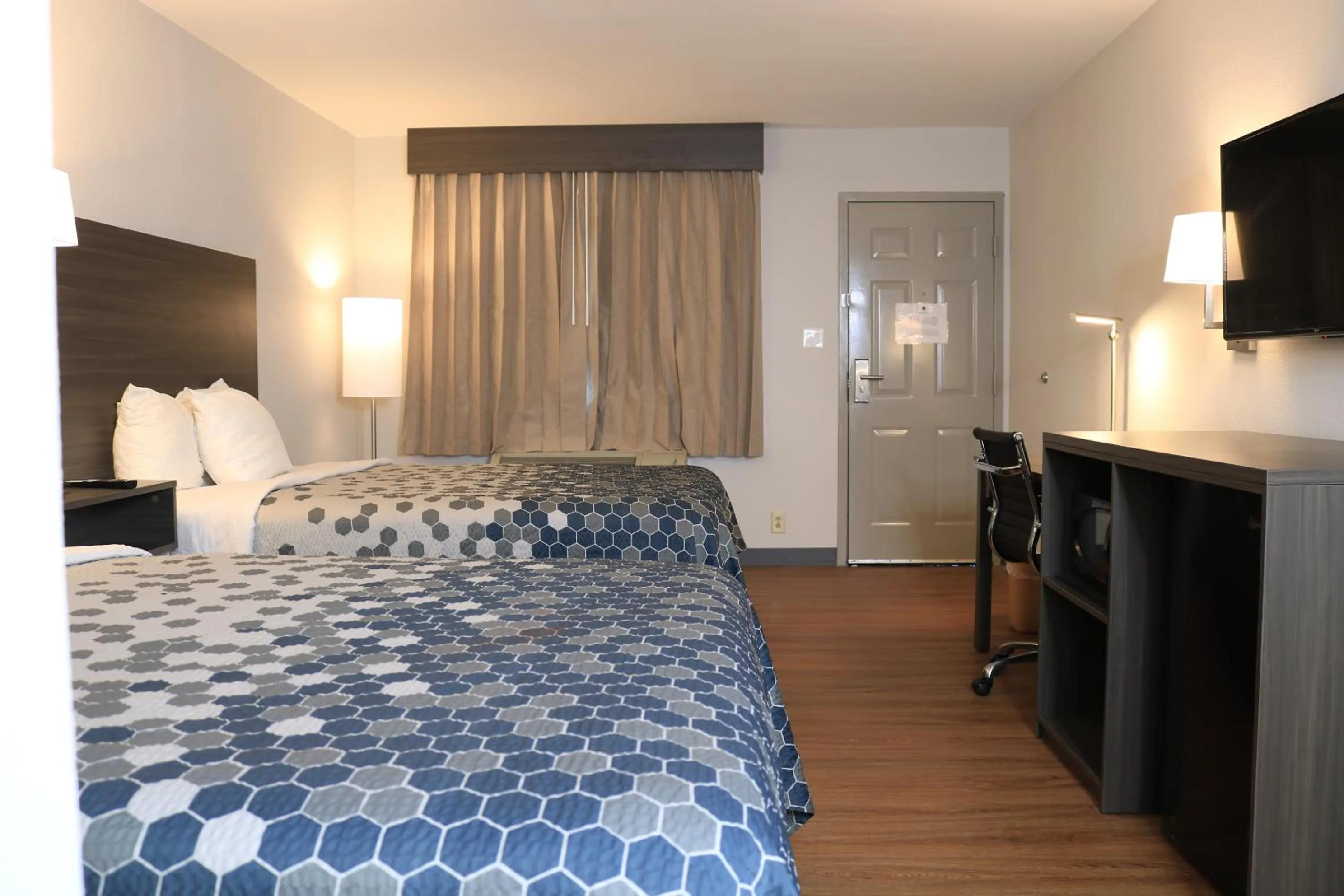 Bed in Econo Lodge Inn & Suites Southeast