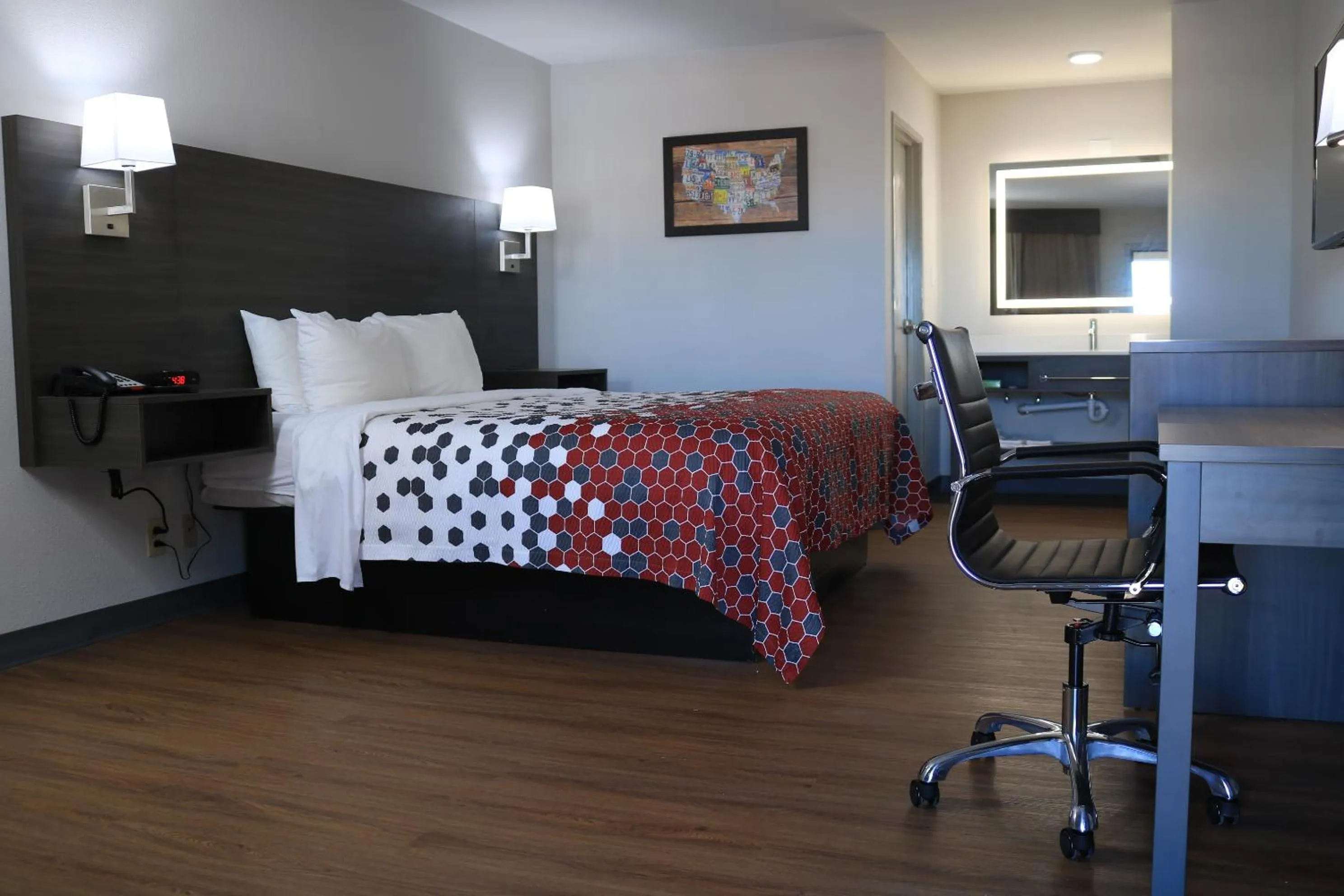 Bed in Econo Lodge Inn & Suites Southeast