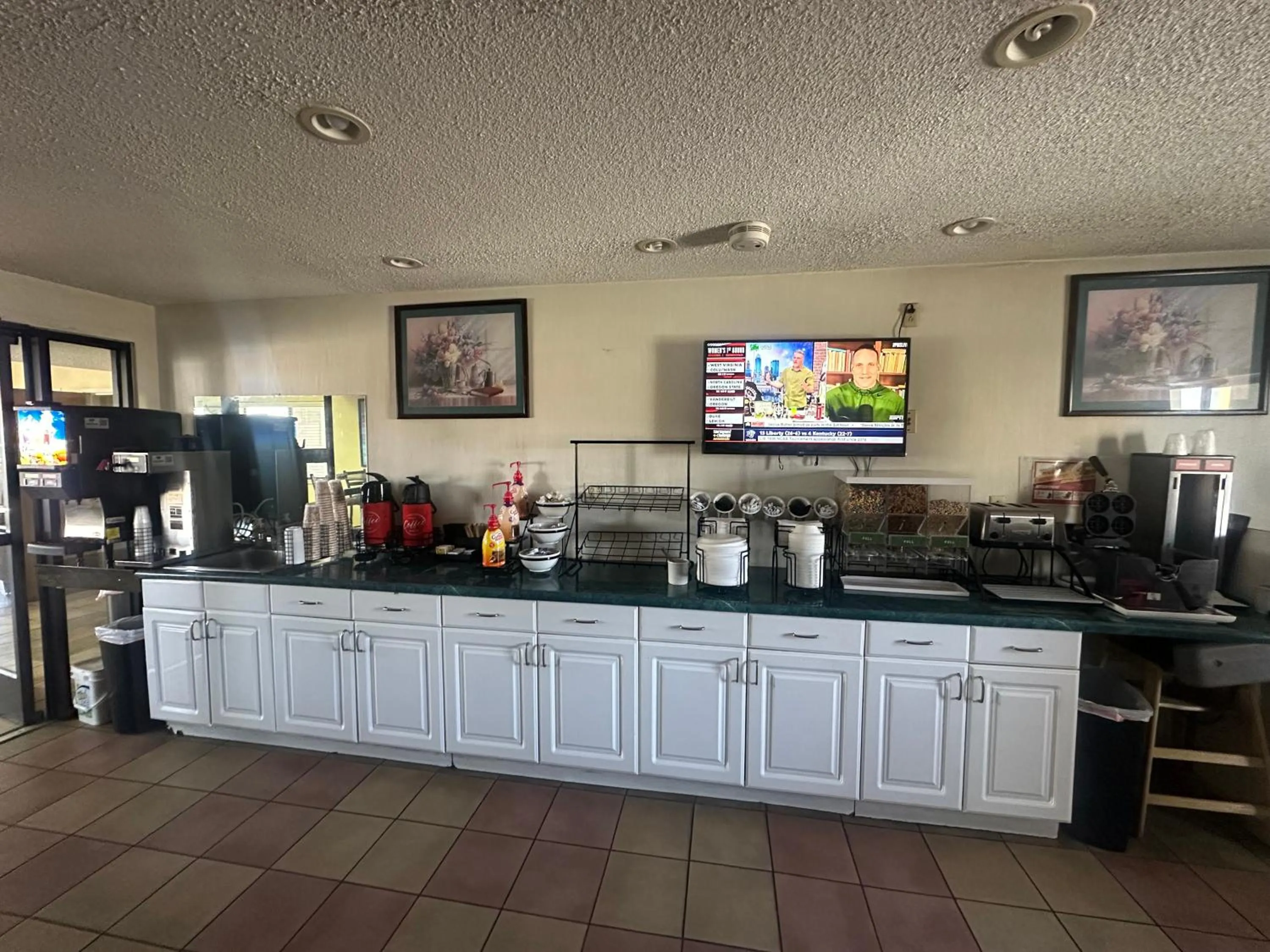TV and multimedia in Econo Lodge Inn & Suites Southeast