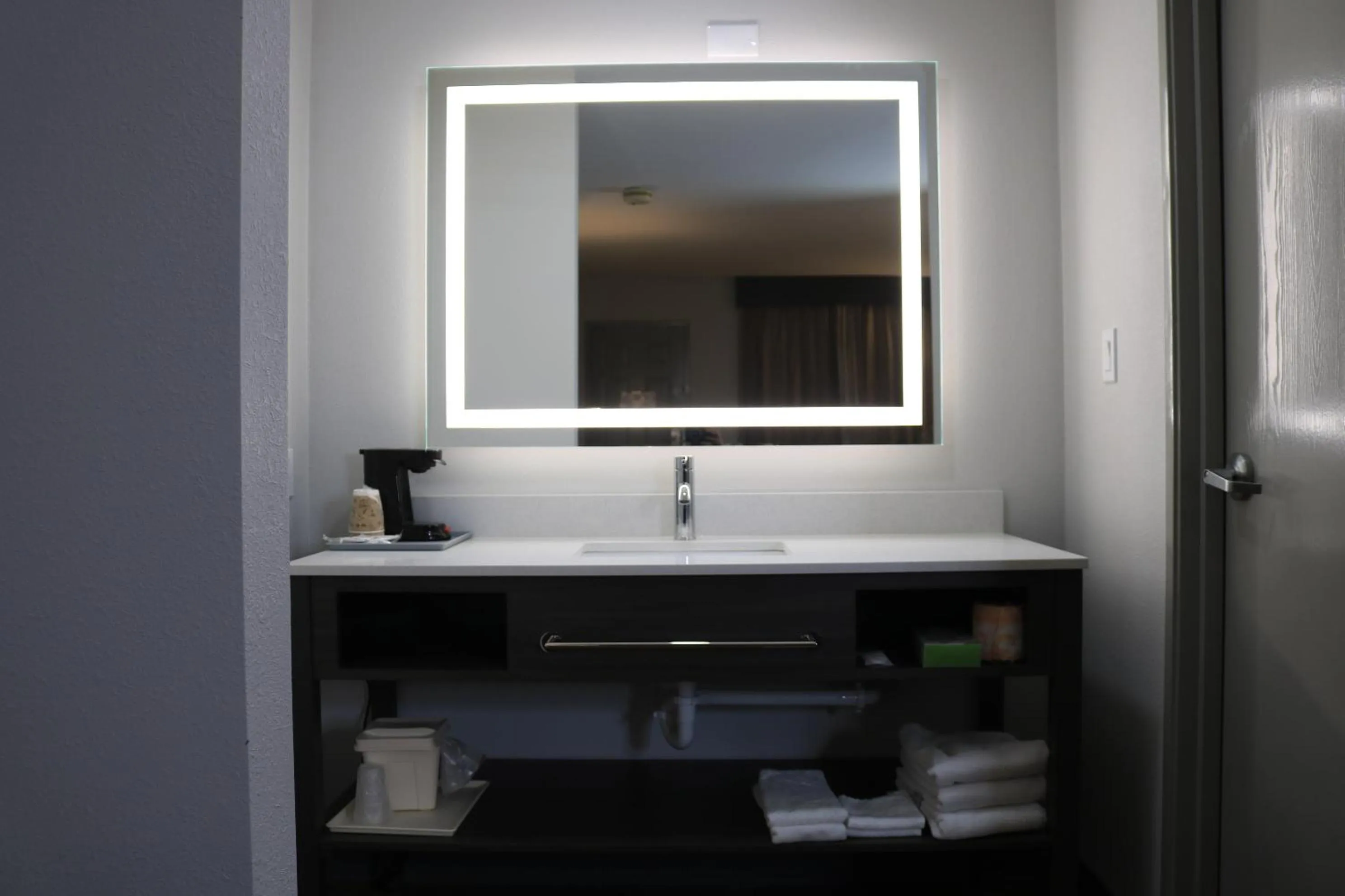 Bathroom in Econo Lodge Inn & Suites Southeast