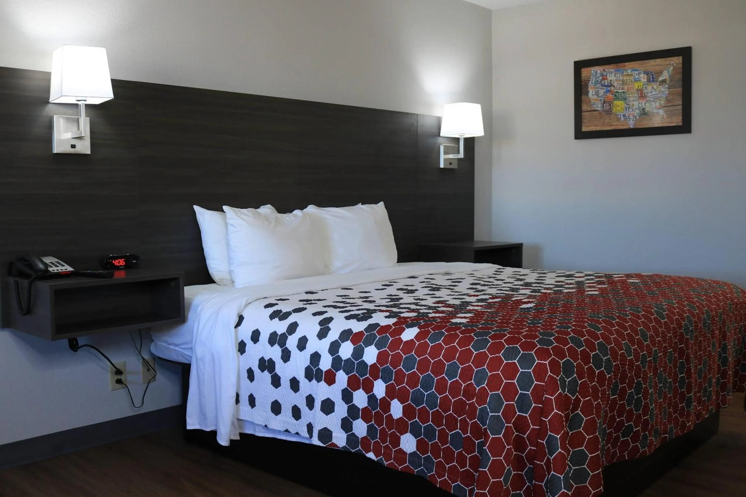 Bedroom, Bed in Econo Lodge Inn & Suites Southeast