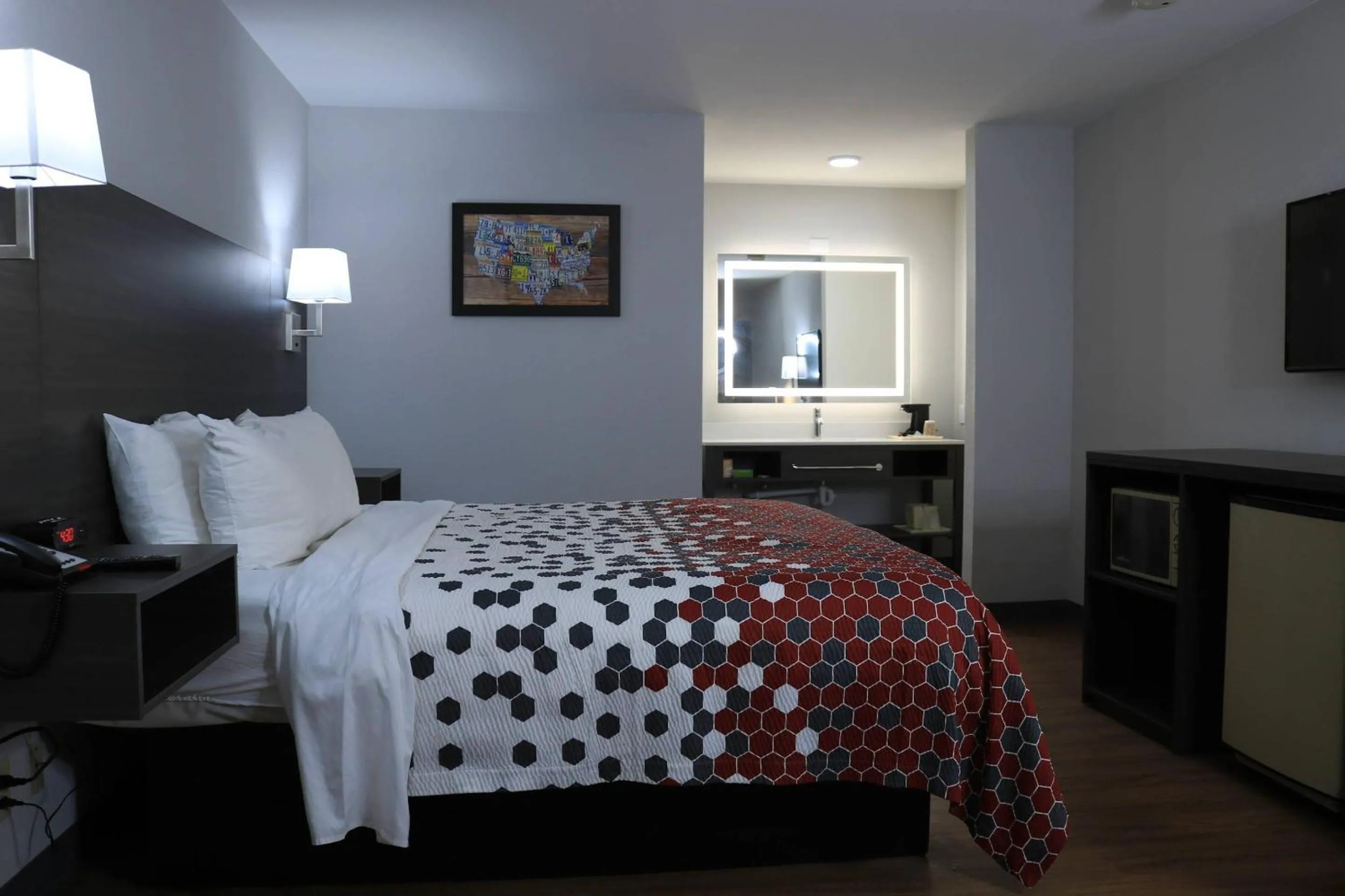 Bedroom, Bed in Econo Lodge Inn & Suites Southeast