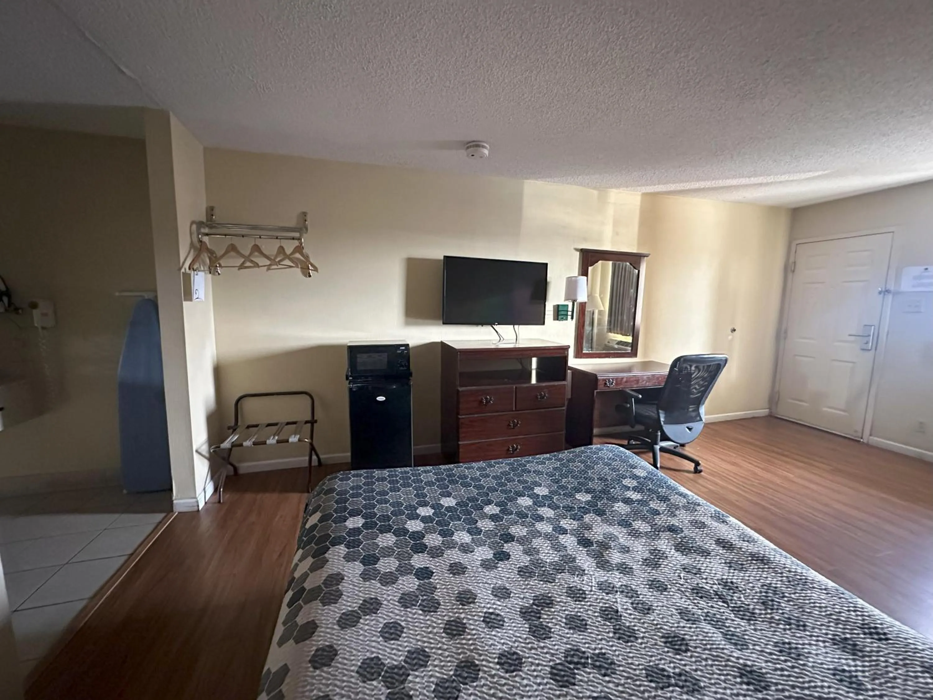 Queen Room Smoking in Econo Lodge Inn & Suites Southeast