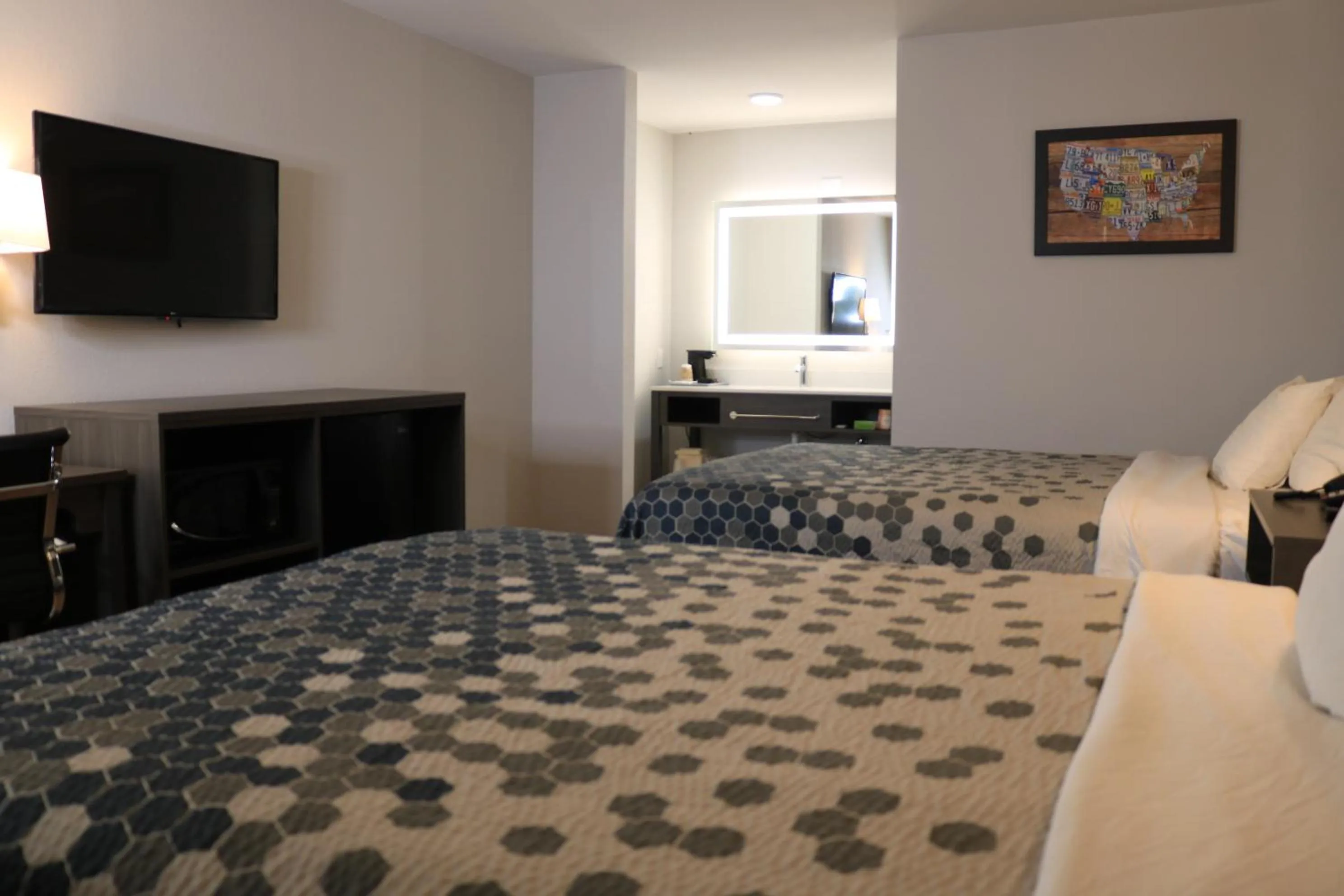 Communal lounge/ TV room, Bed in Econo Lodge Inn & Suites Southeast