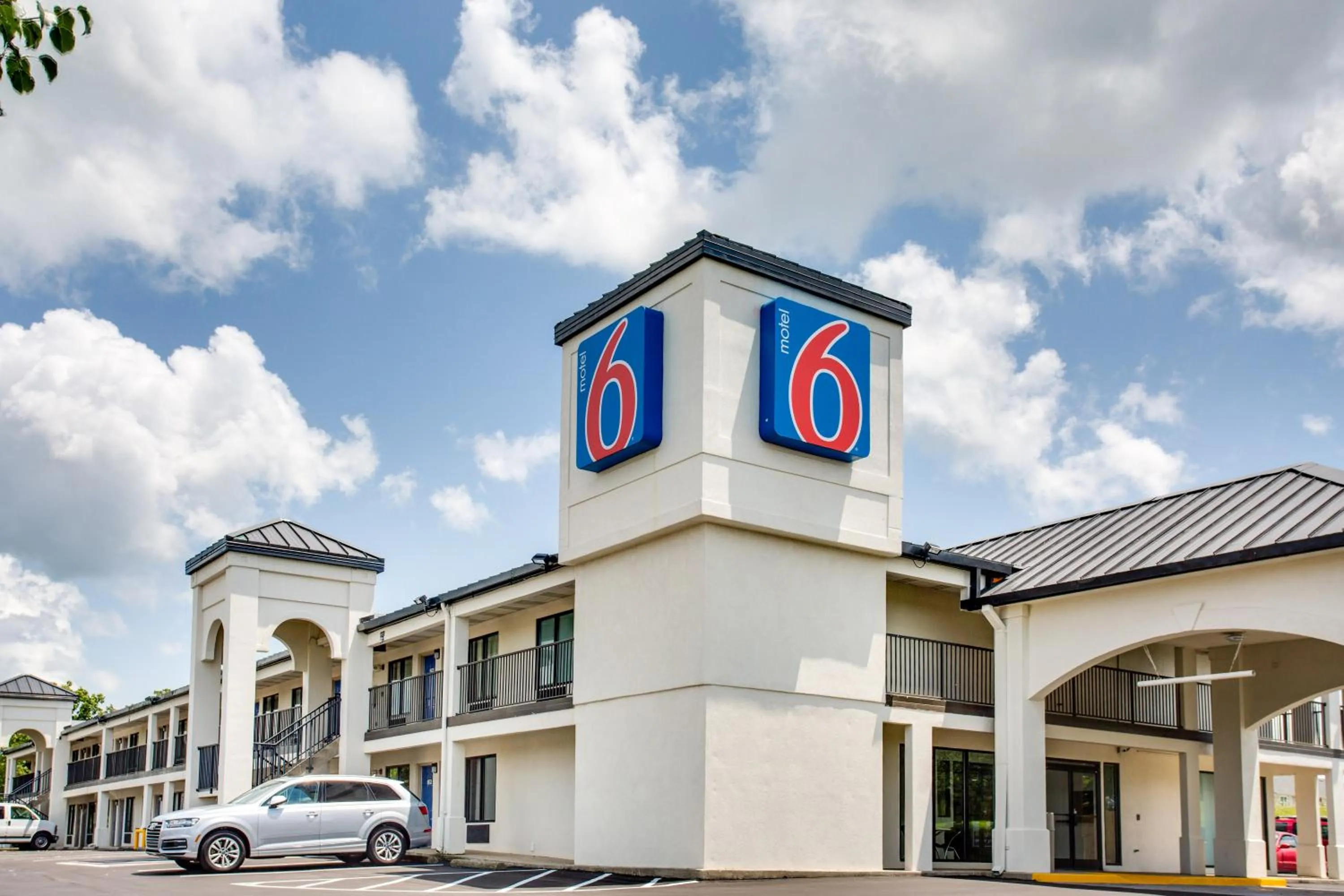 Facade/entrance in Motel 6-White House, TN