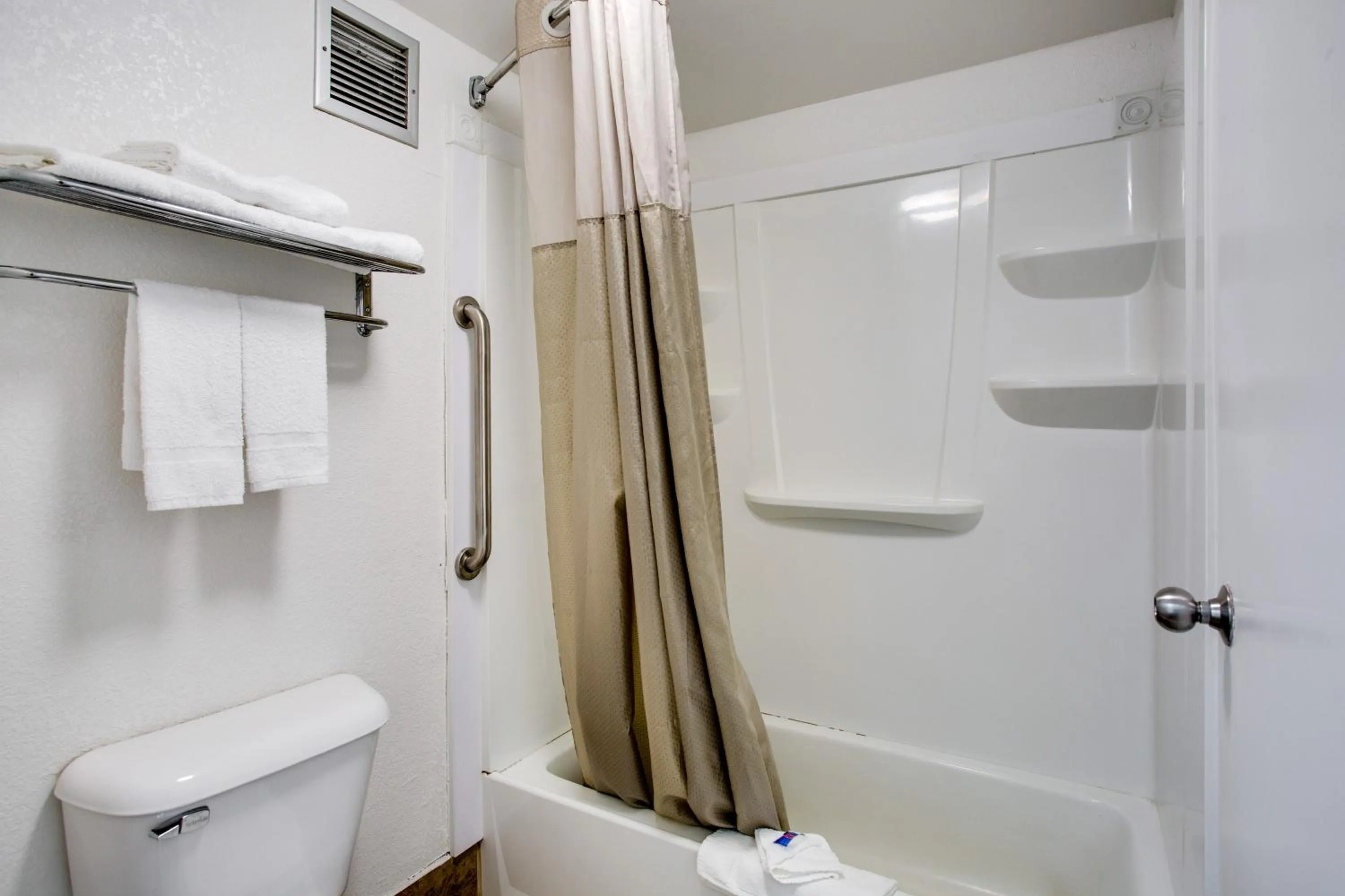 Bathroom in Motel 6-White House, TN