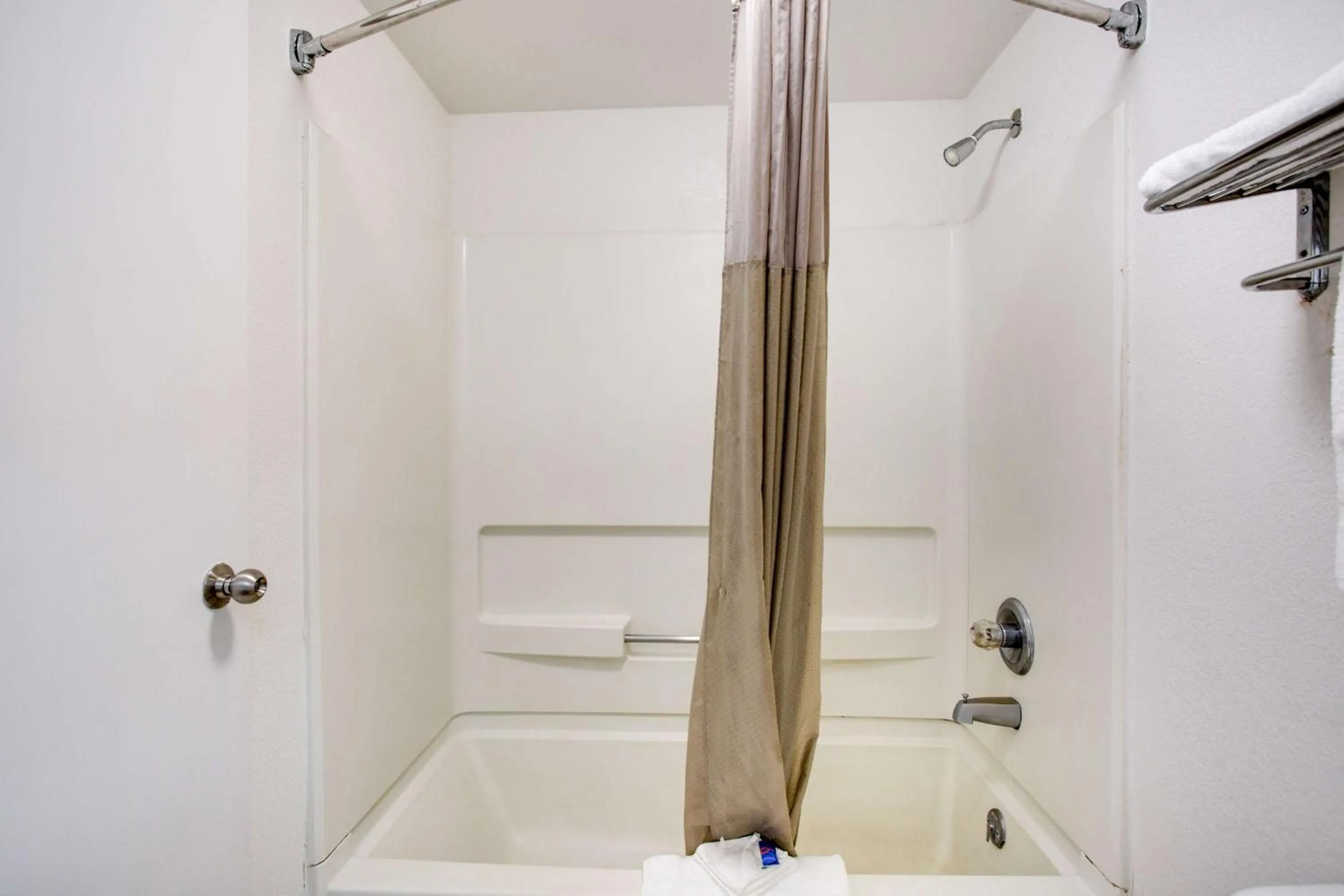 Shower in Motel 6-White House, TN