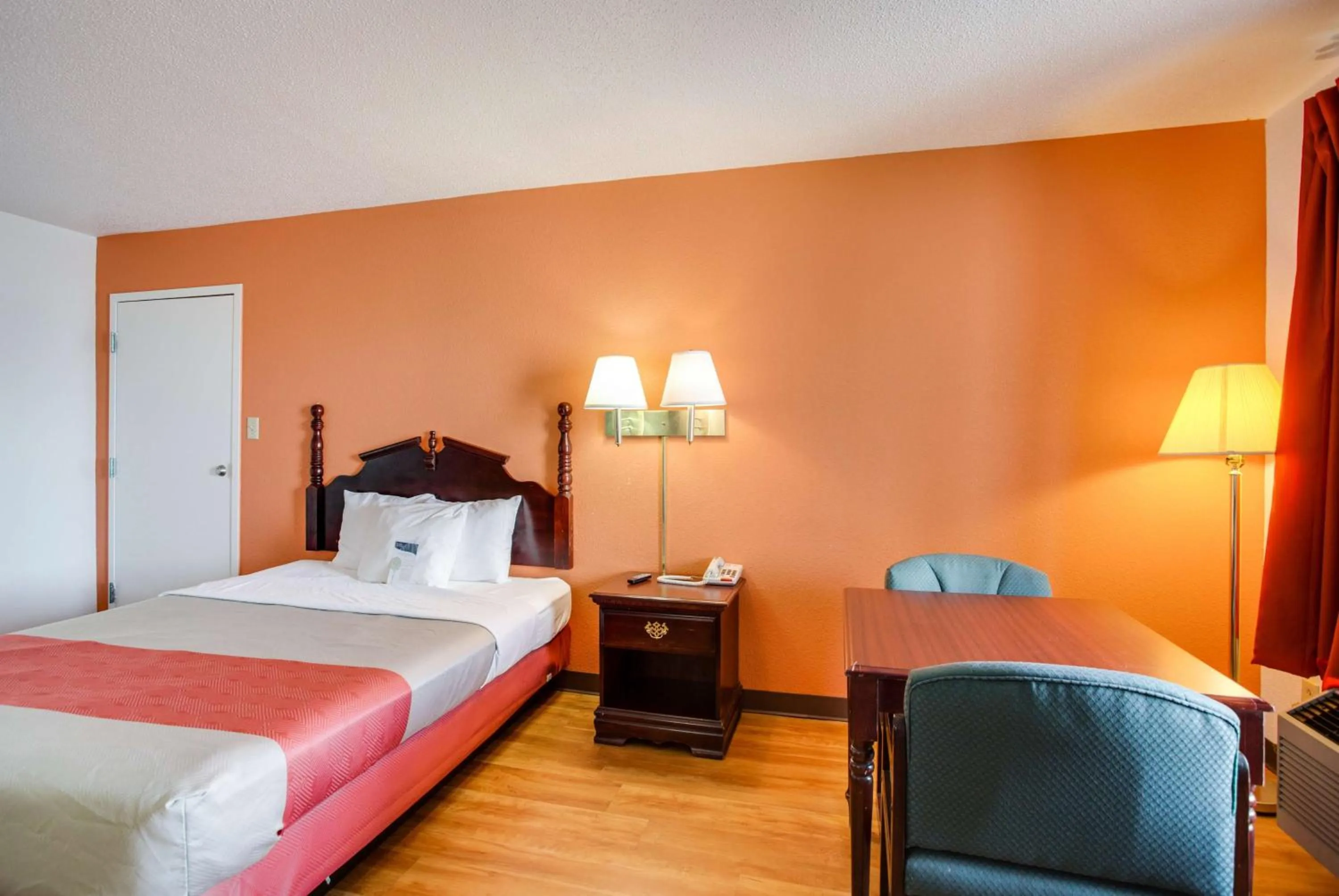 Photo of the whole room, Bed in Motel 6-White House, TN