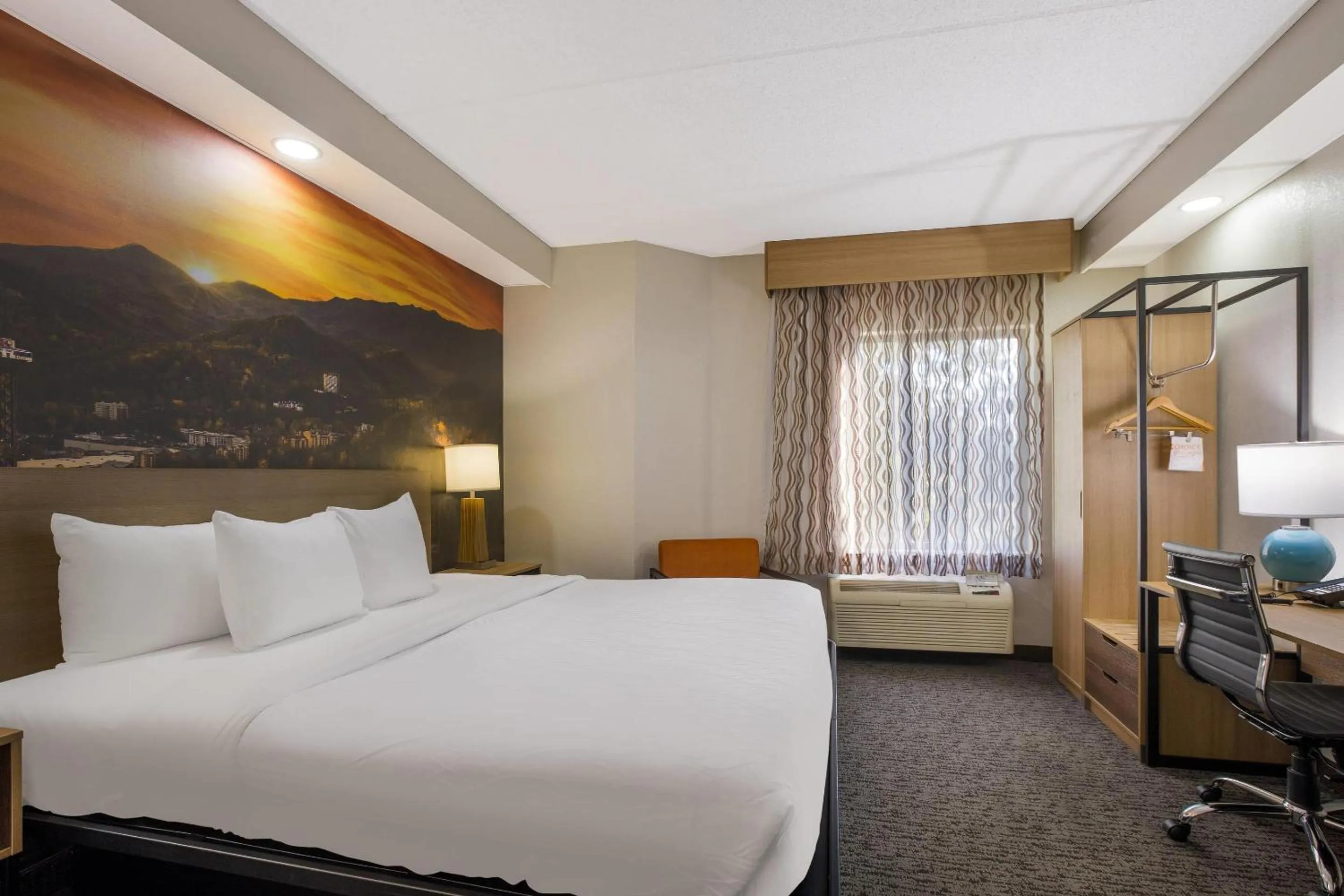 Bedroom, Bed in Clarion Pointe Sevierville-Pigeon Forge